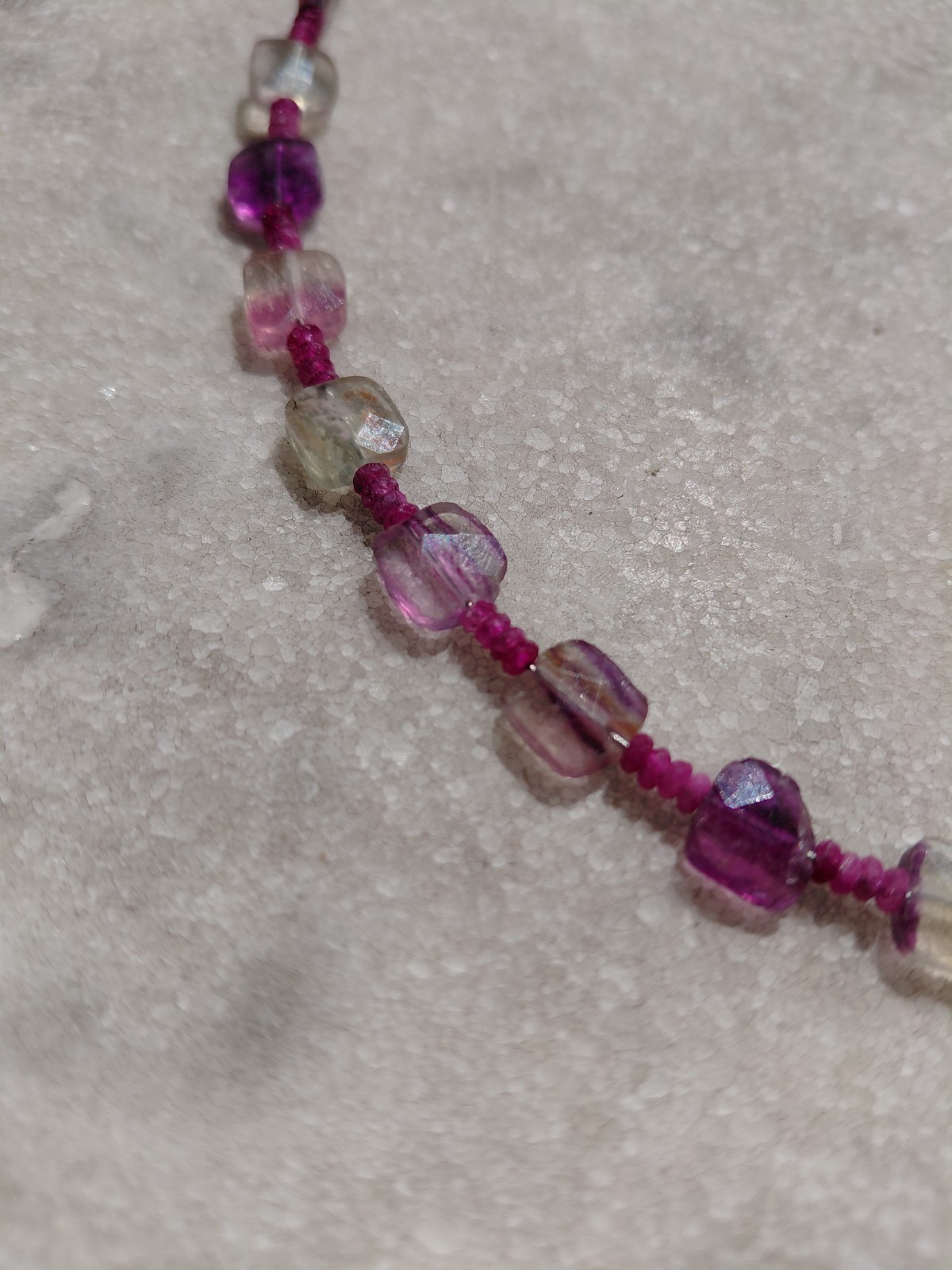 Violet Night: ketting met vierkante fluoriet en robijntjes