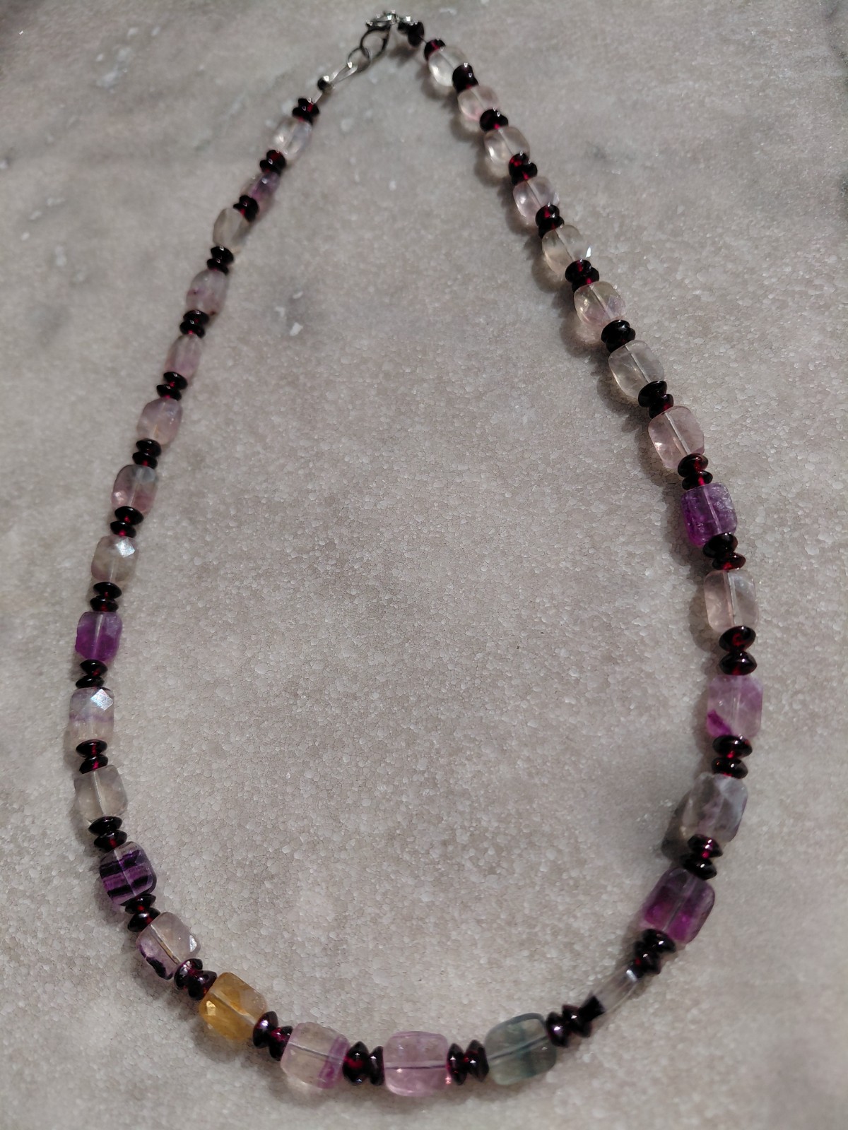 Violet  Sky: ketting met vierkante fluoriet en granaat