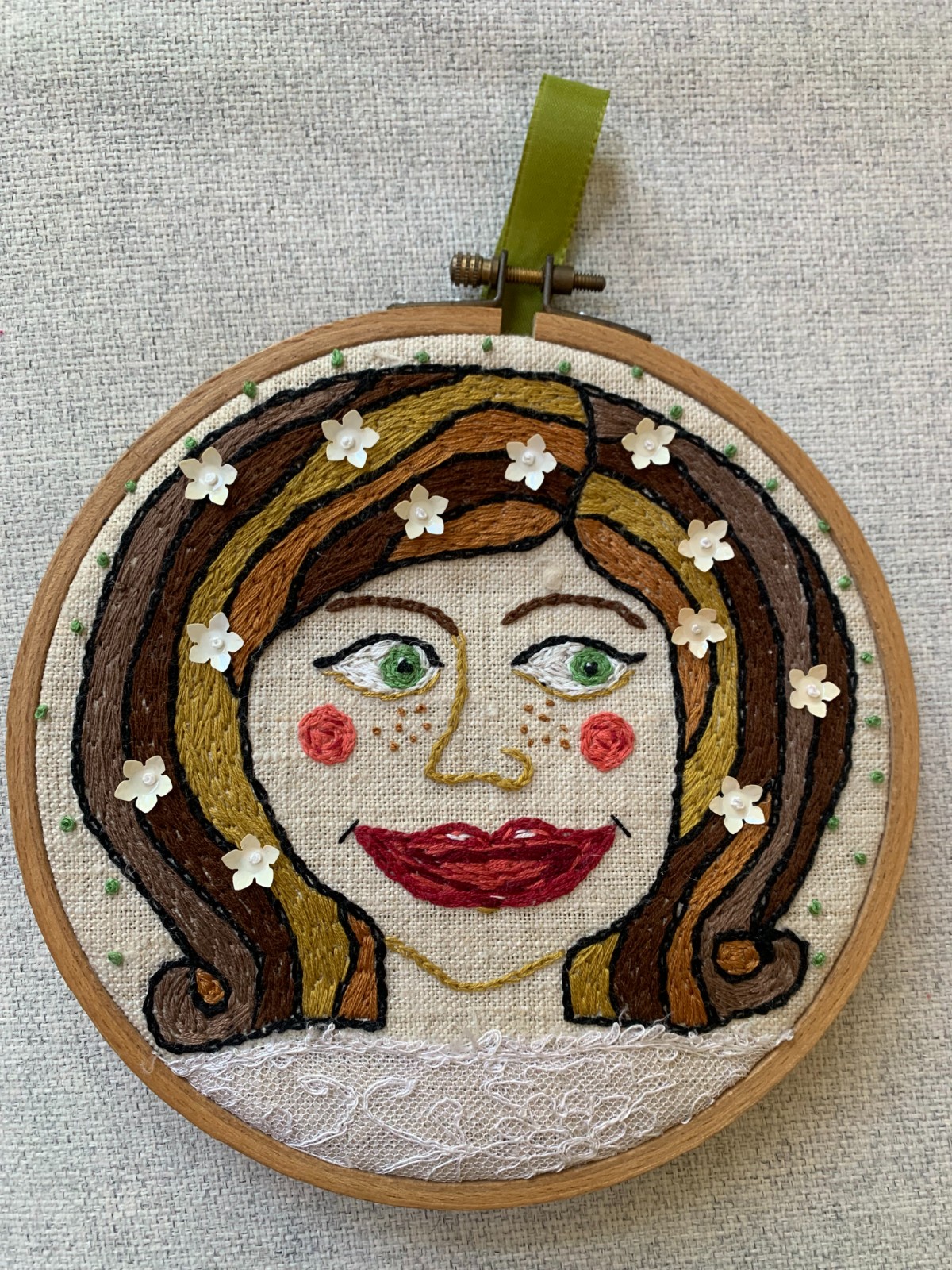 Wandhanger met een mooie geborduurde meisje
