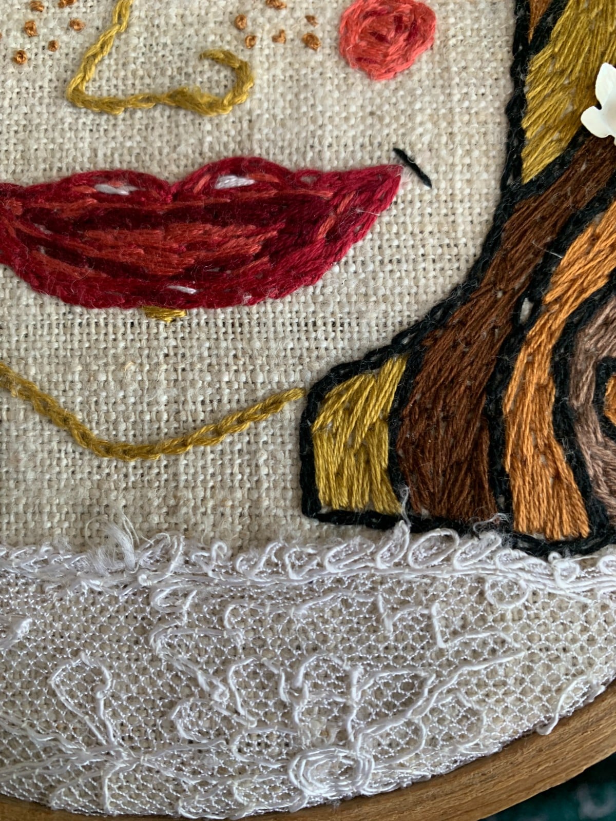 Wandhanger met een mooie geborduurde meisje