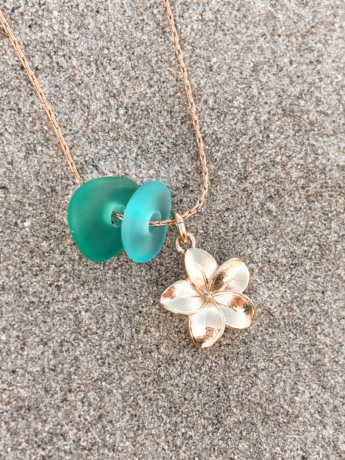 Zeeglas Plumeria Ketting Goud