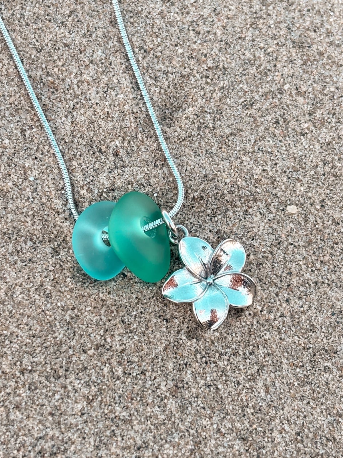 Zeeglas Plumeria Ketting Zilver