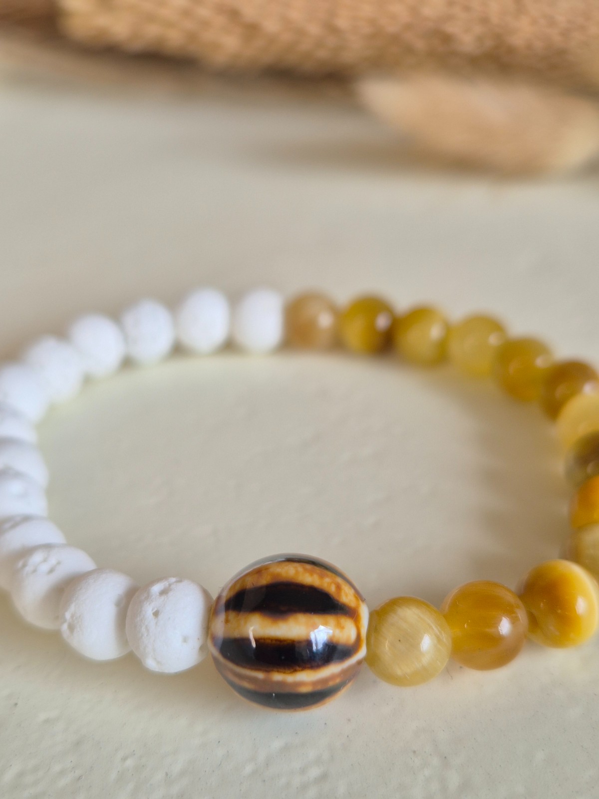 Armband met edelstenen, lavastenen en keramieke kraal | Calendula