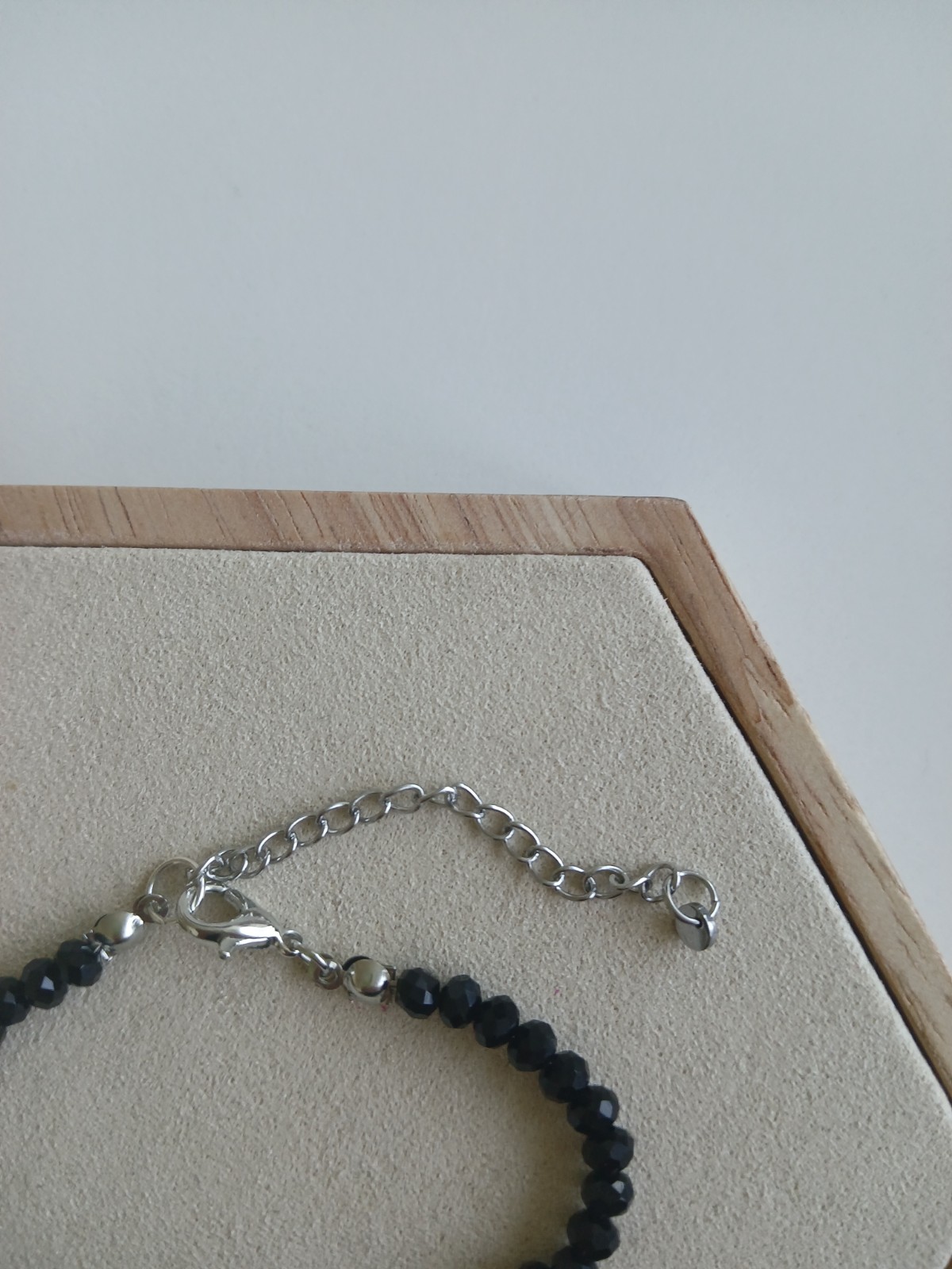 Armband met Zwarte Facetkralen en Vlinderbedel – Handgemaakte Verstelbare Damesarmband
