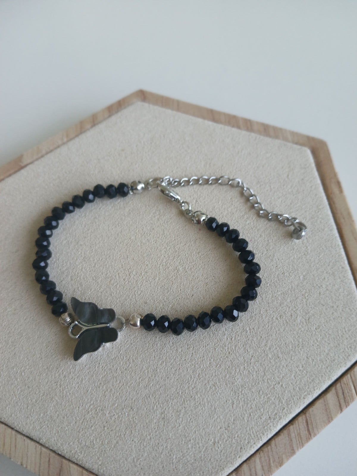 Armband met Zwarte Facetkralen en Vlinderbedel – Handgemaakte Verstelbare Damesarmband