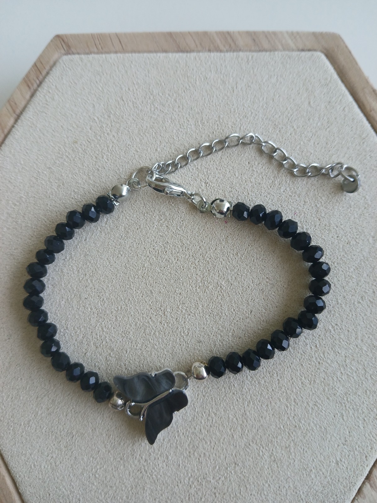 Armband met Zwarte Facetkralen en Vlinderbedel – Handgemaakte Verstelbare Damesarmband