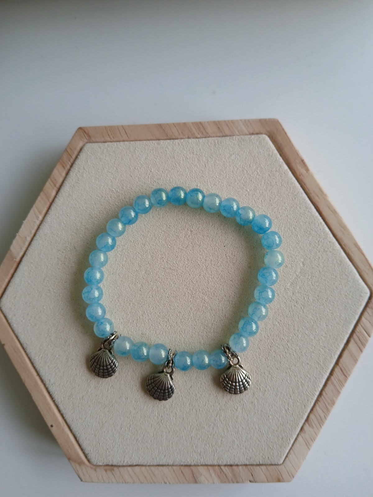 Blauwe Elastische Kralenarmband met Schelpbedels – Handgemaakte Beach Armband voor Dames