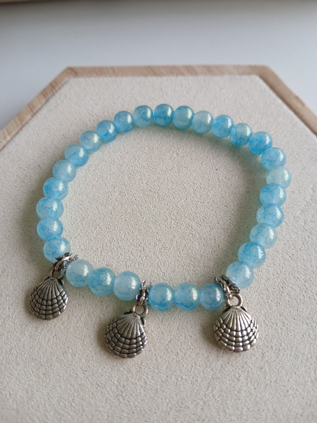 Blauwe Elastische Kralenarmband met Schelpbedels – Handgemaakte Beach Armband voor Dames