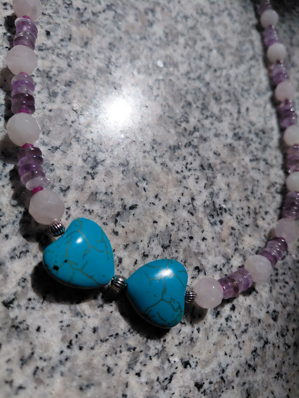 Blue Heart: ketting met twee turquenietharten, rozekwarts, amethist en robijntjes