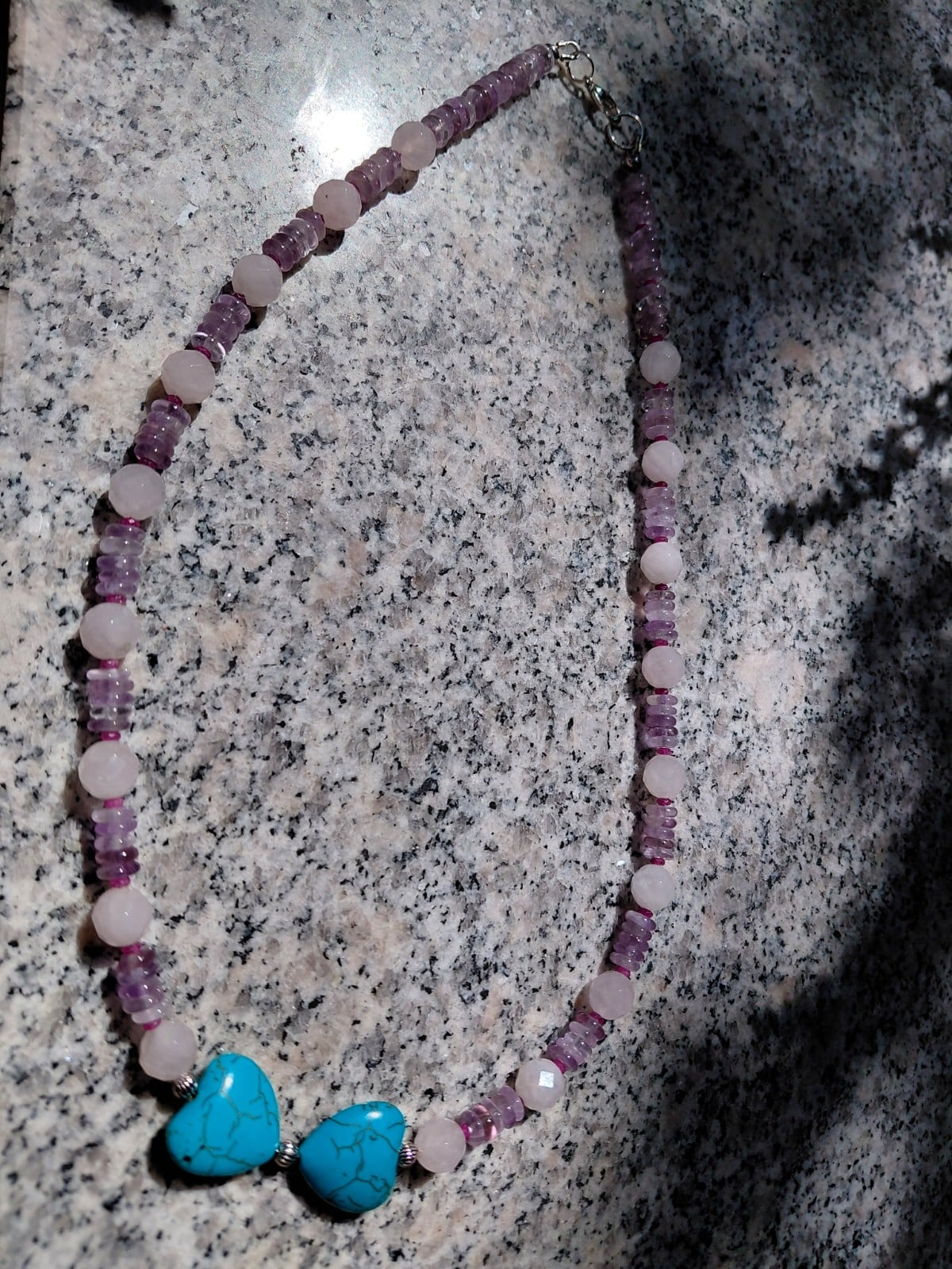 Blue Heart: ketting met twee turquenietharten, rozekwarts, amethist en robijntjes