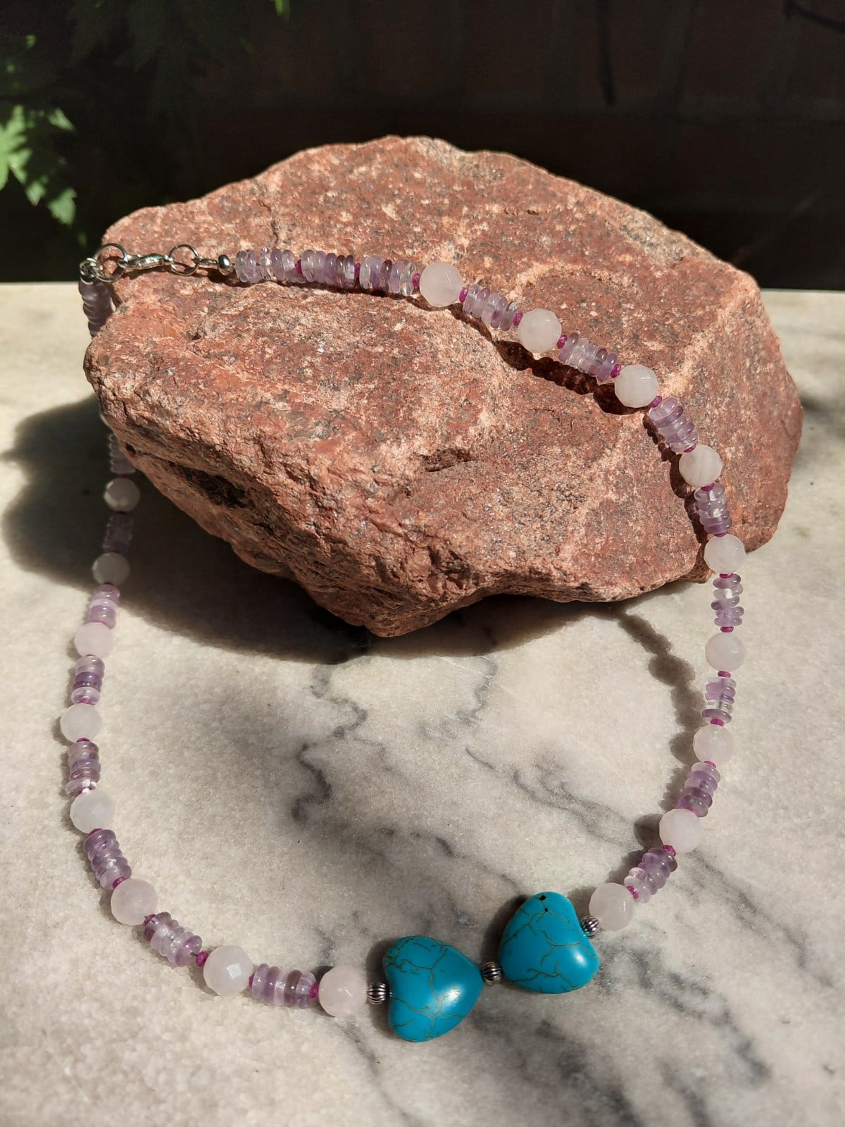 Blue Heart: ketting met twee turquenietharten, rozekwarts, amethist en robijntjes
