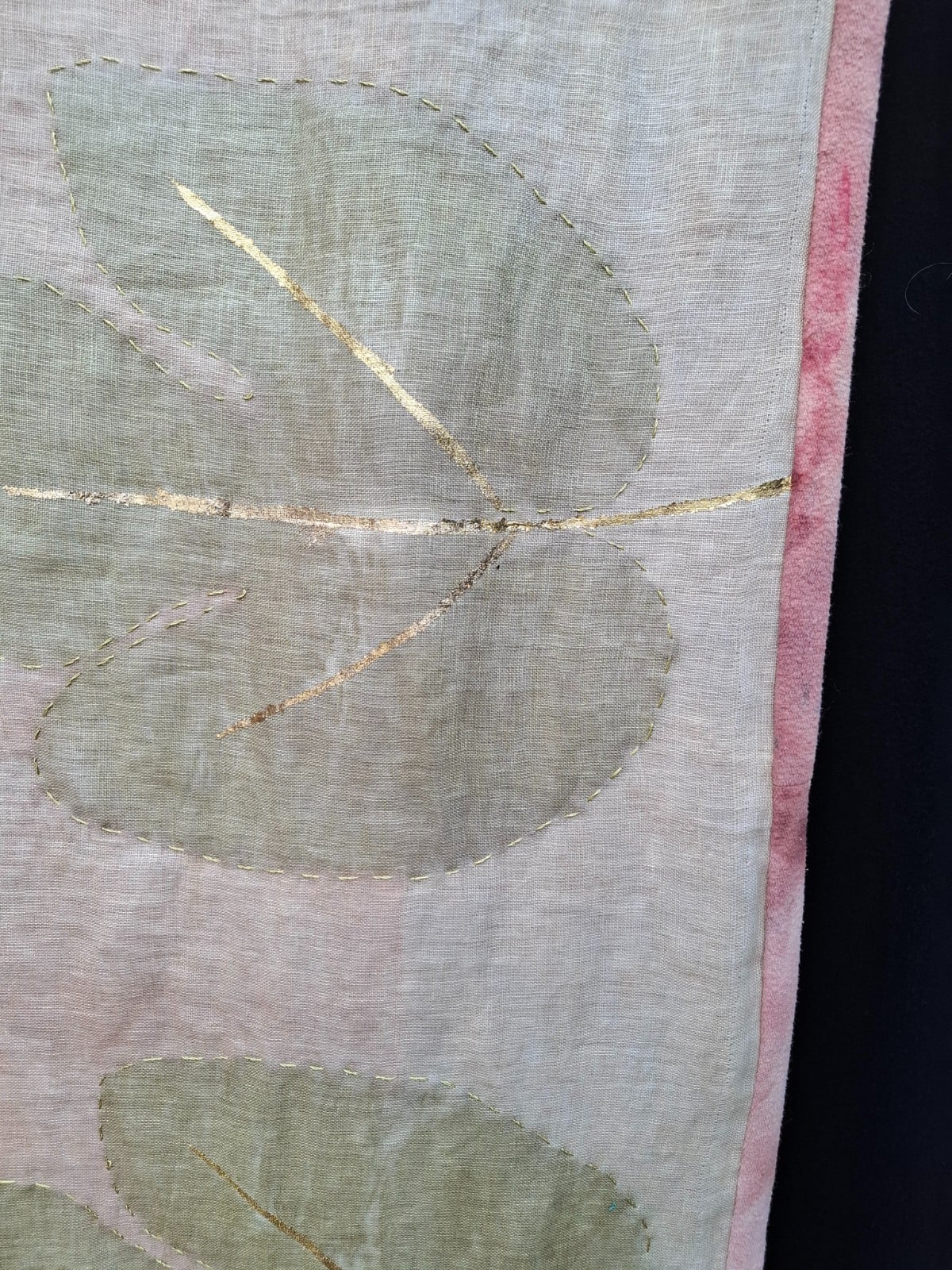 Botanische Wanddecoratie – Ecoprint Vijgenblad met Gouddetails (48 x 130 cm)