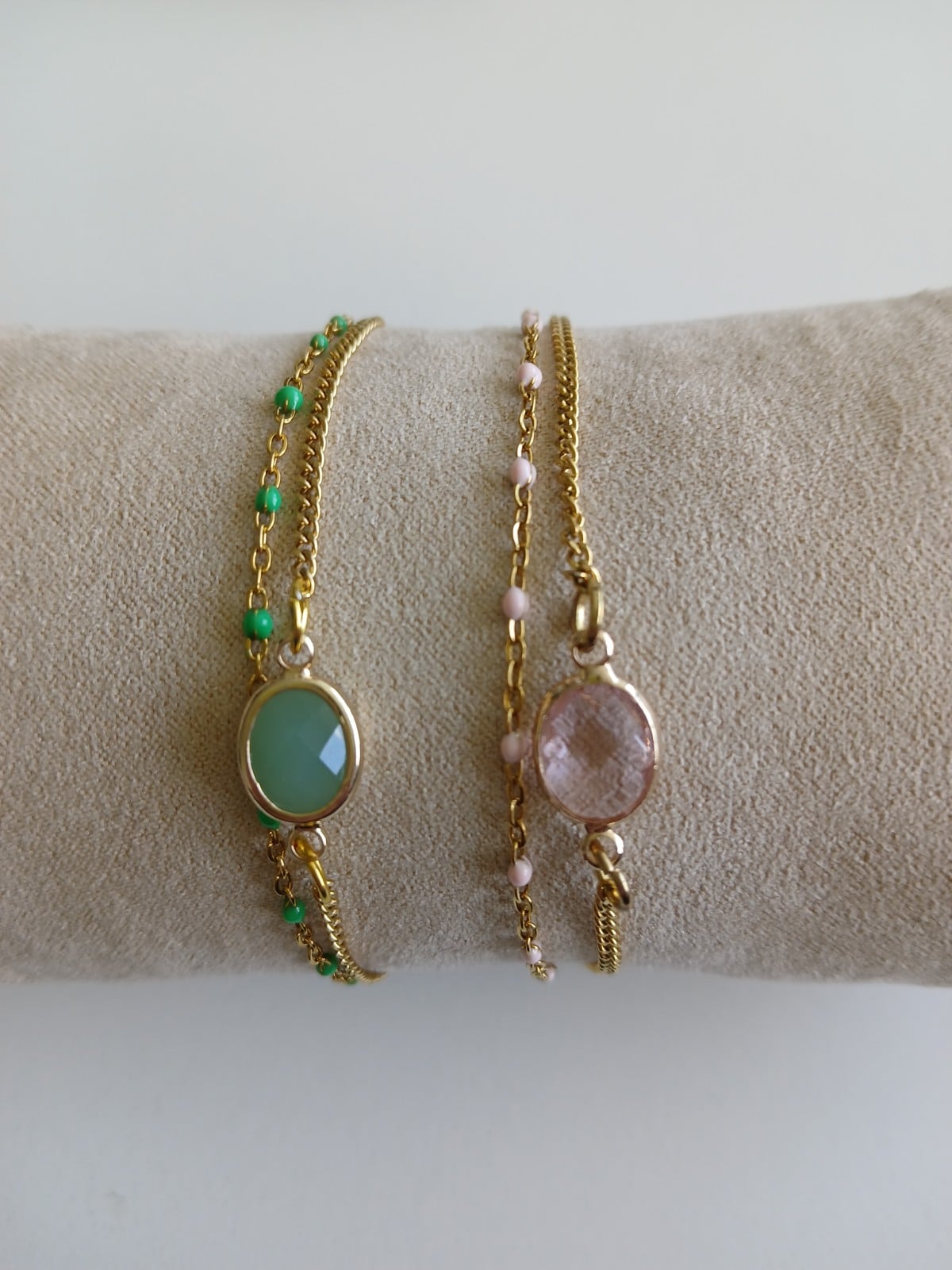 Dubbele Schakelarmband Goudkleurig met Roze of Groene Details – Verstelbare Damesarmband met Bedel