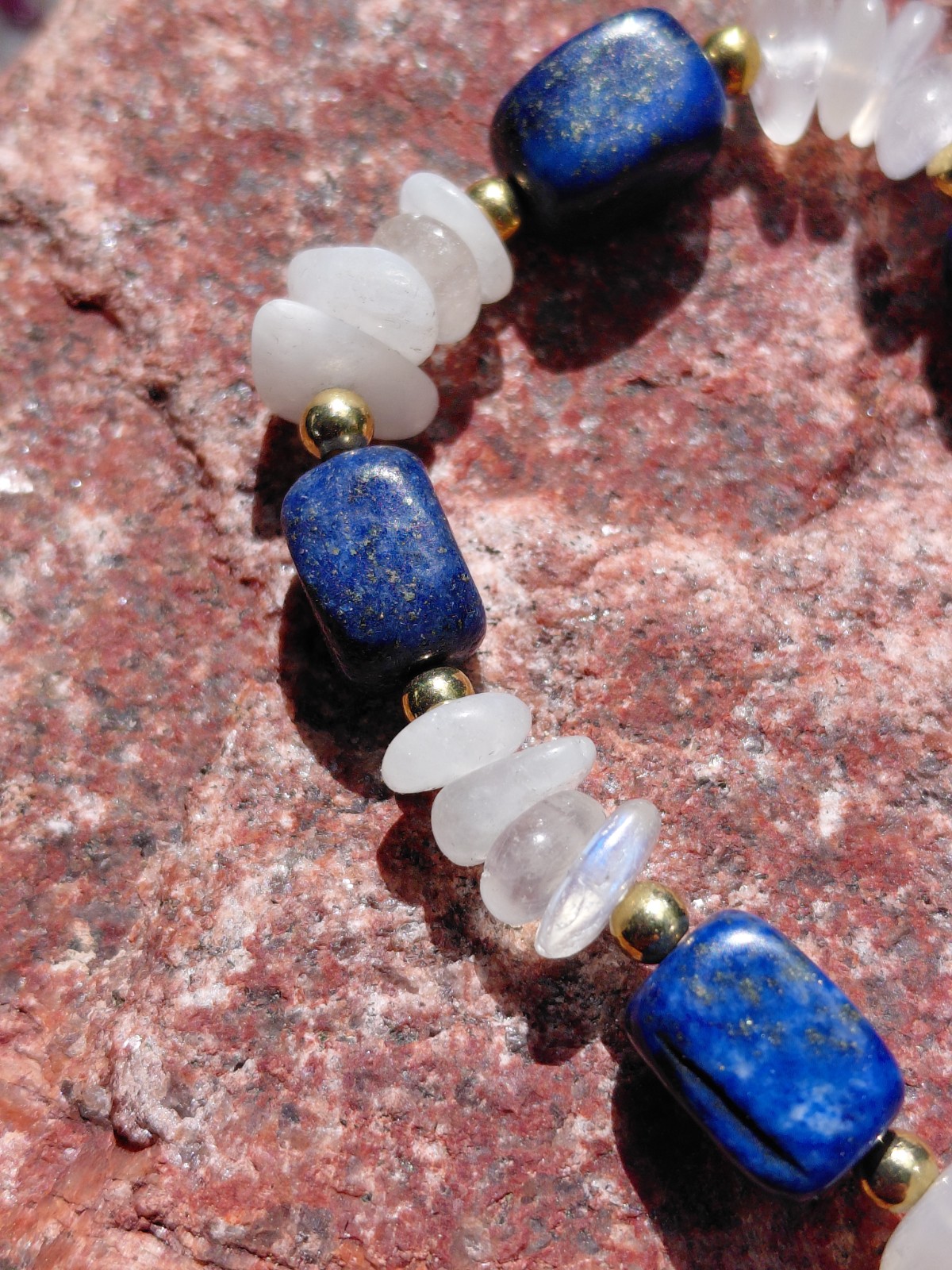 Female Power: ketting met lapis lazuli en maansteen