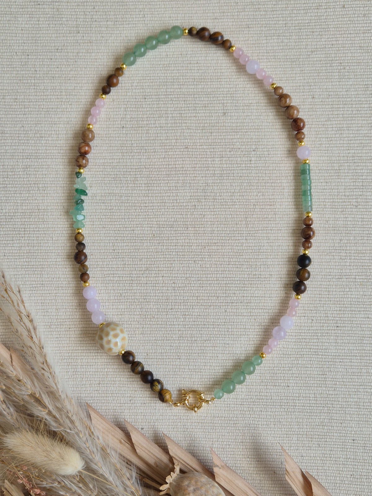 Gouden ketting met boeisluiting en opvallende keramieke kraal | Meadow - 134936 Gouden ketting met boeisluiting en opvallende keramieke kraal | Meadow