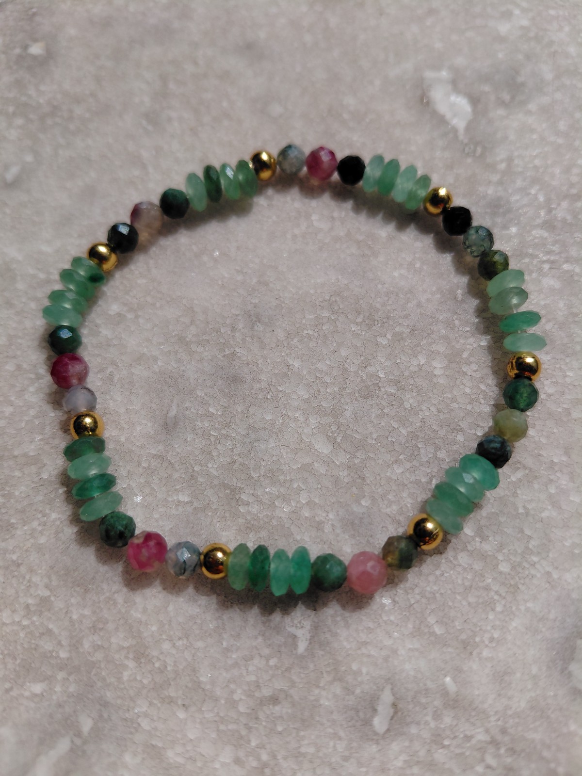 Green Luck: armband met groene aventurijn en groen/paarse toermalijn - 135015 Green Luck: armband met groene aventurijn en groen/paarse toermalijn