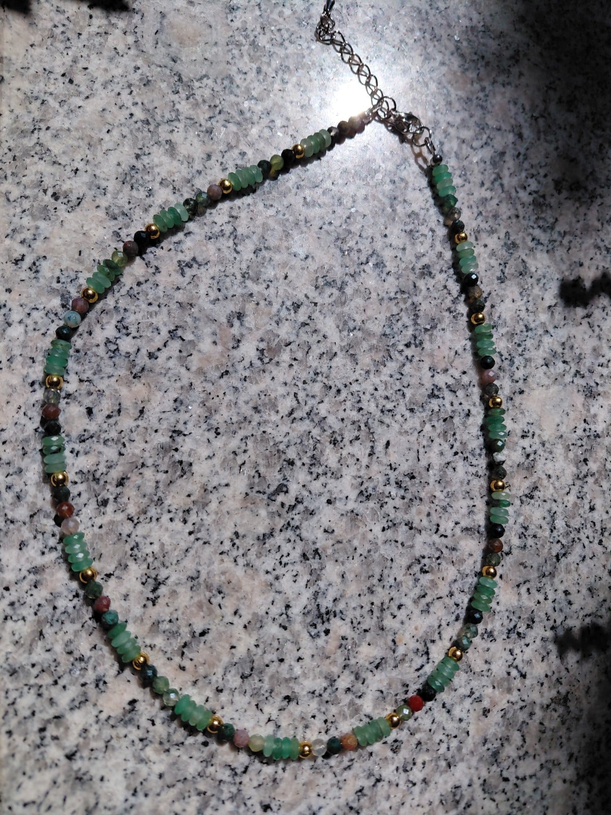 Green Luck: ketting met groene aventurijn en groen/paarse toermalijn - 135009 Green Luck: ketting met groene aventurijn en groen/paarse toermalijn
