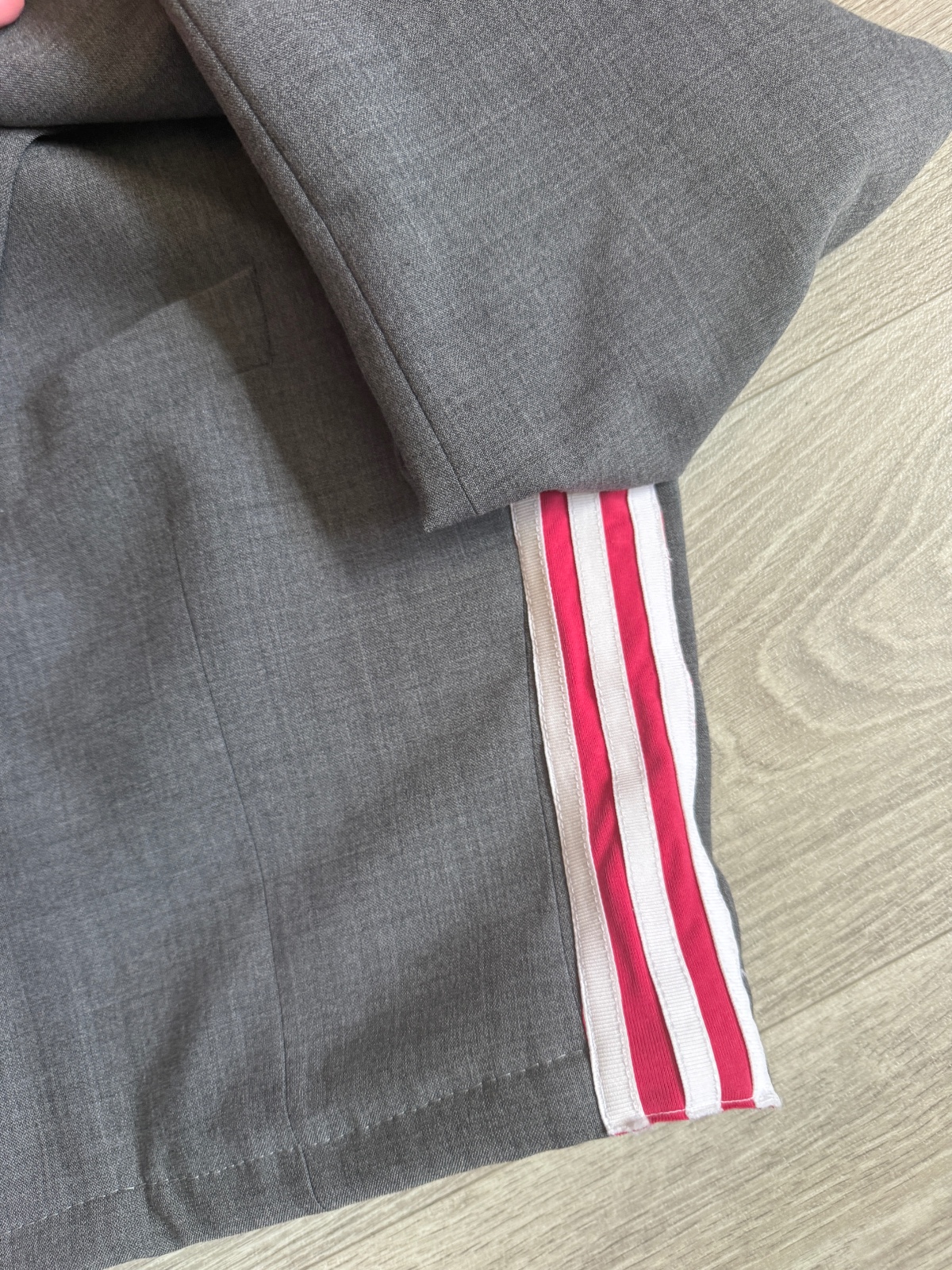 Grijze blazer met donker roze Adidas details - 132809 Grijze blazer met donker roze Adidas details