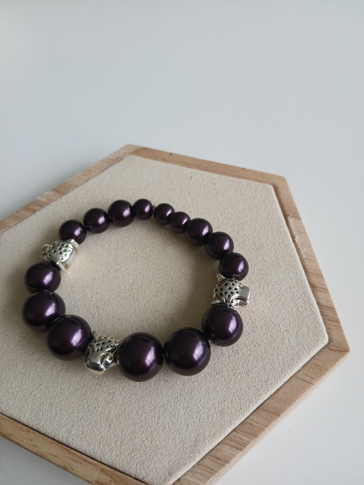 Handgemaakte Kralenarmband met Cheeta Bedels – Elastische Statement Armband voor Dames