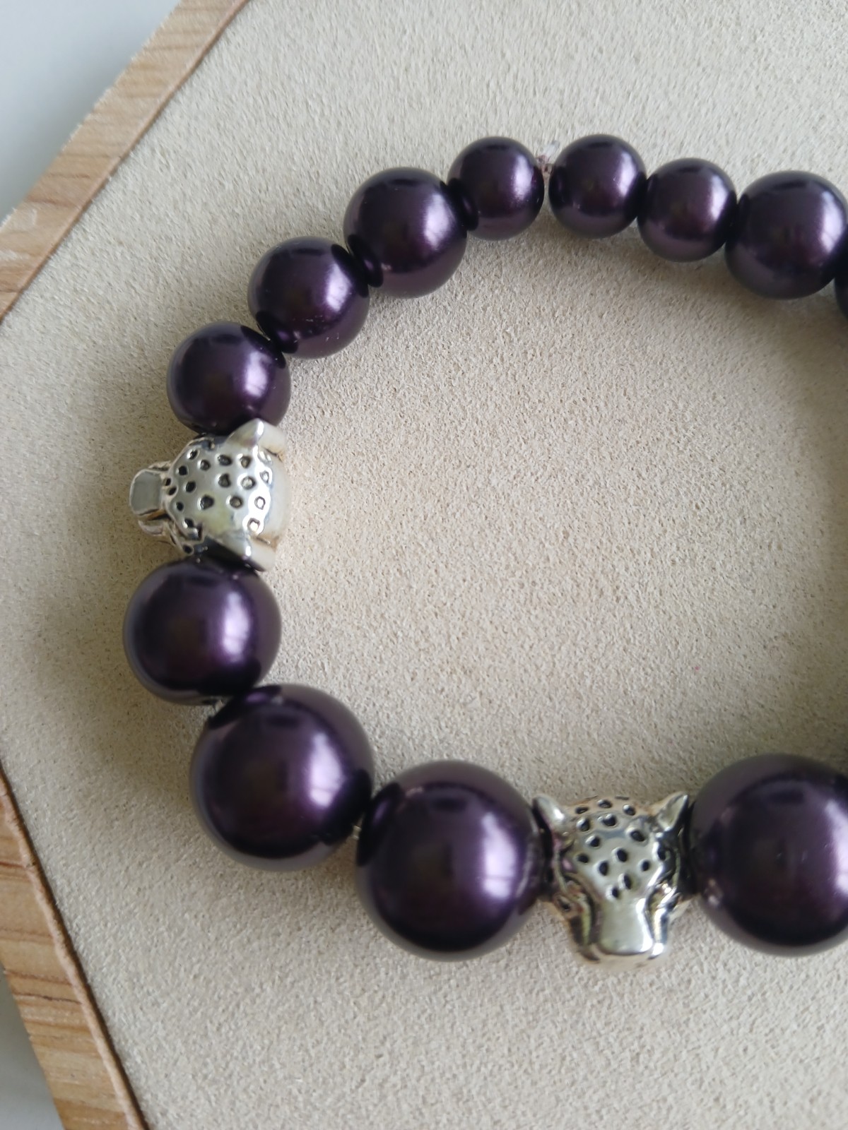 Handgemaakte Kralenarmband met Cheeta Bedels – Elastische Statement Armband voor Dames