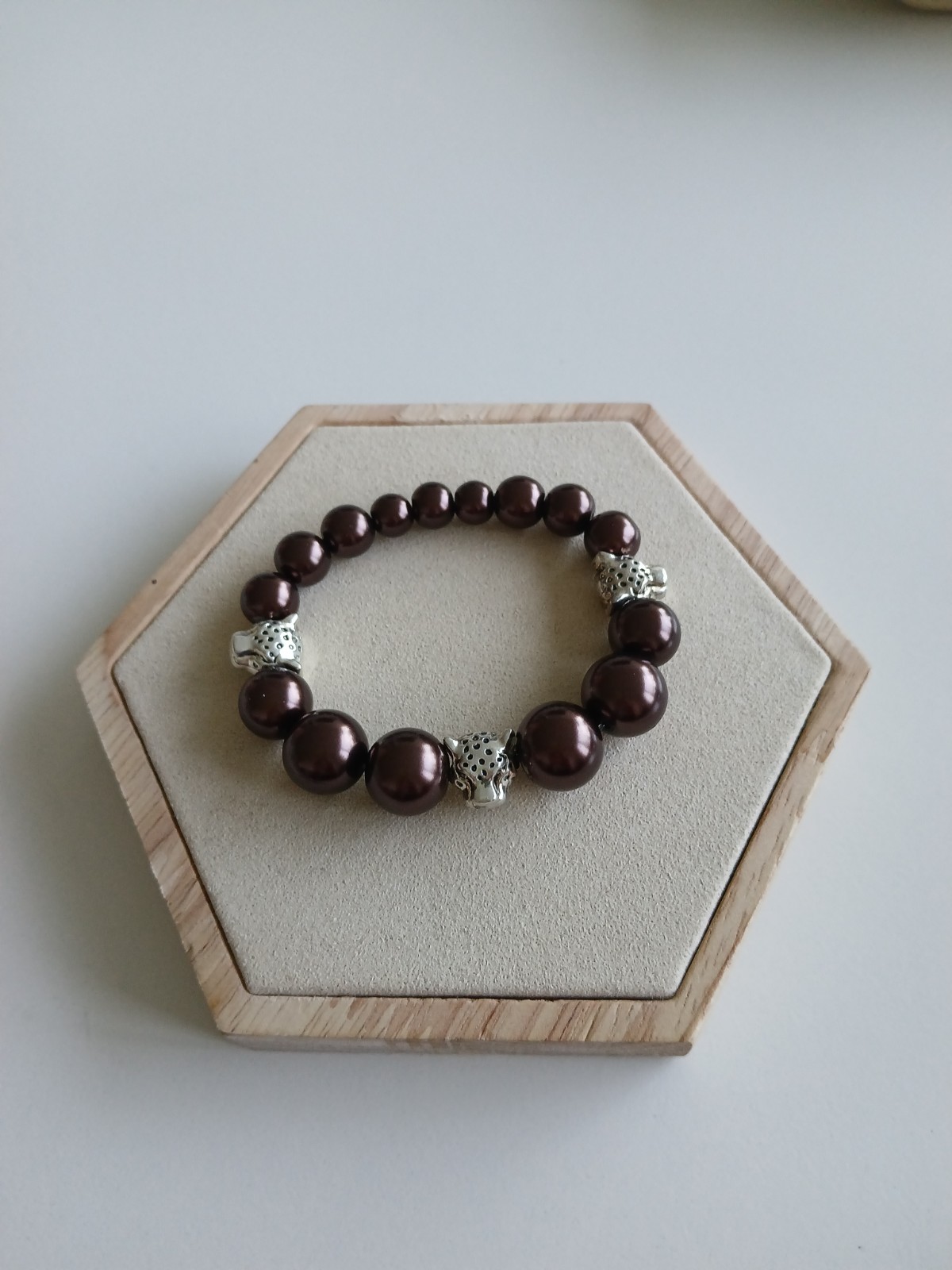 Handgemaakte Kralenarmband met Cheeta Bedels – Elastische Statement Armband voor Dames