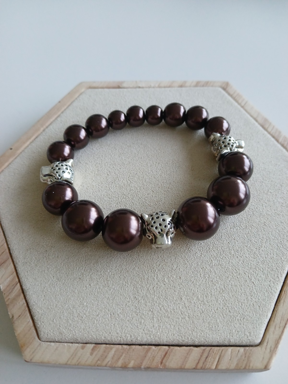 Handgemaakte Kralenarmband met Cheeta Bedels – Elastische Statement Armband voor Dames