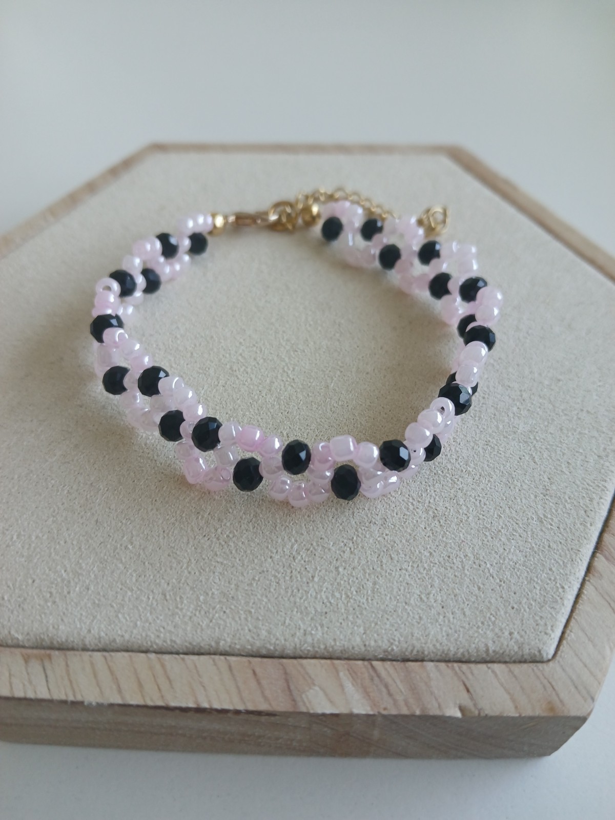 Handgemaakte Kralenarmband met Facetkralen en Rocailles – Verstelbare Goudkleurige Damesarmband