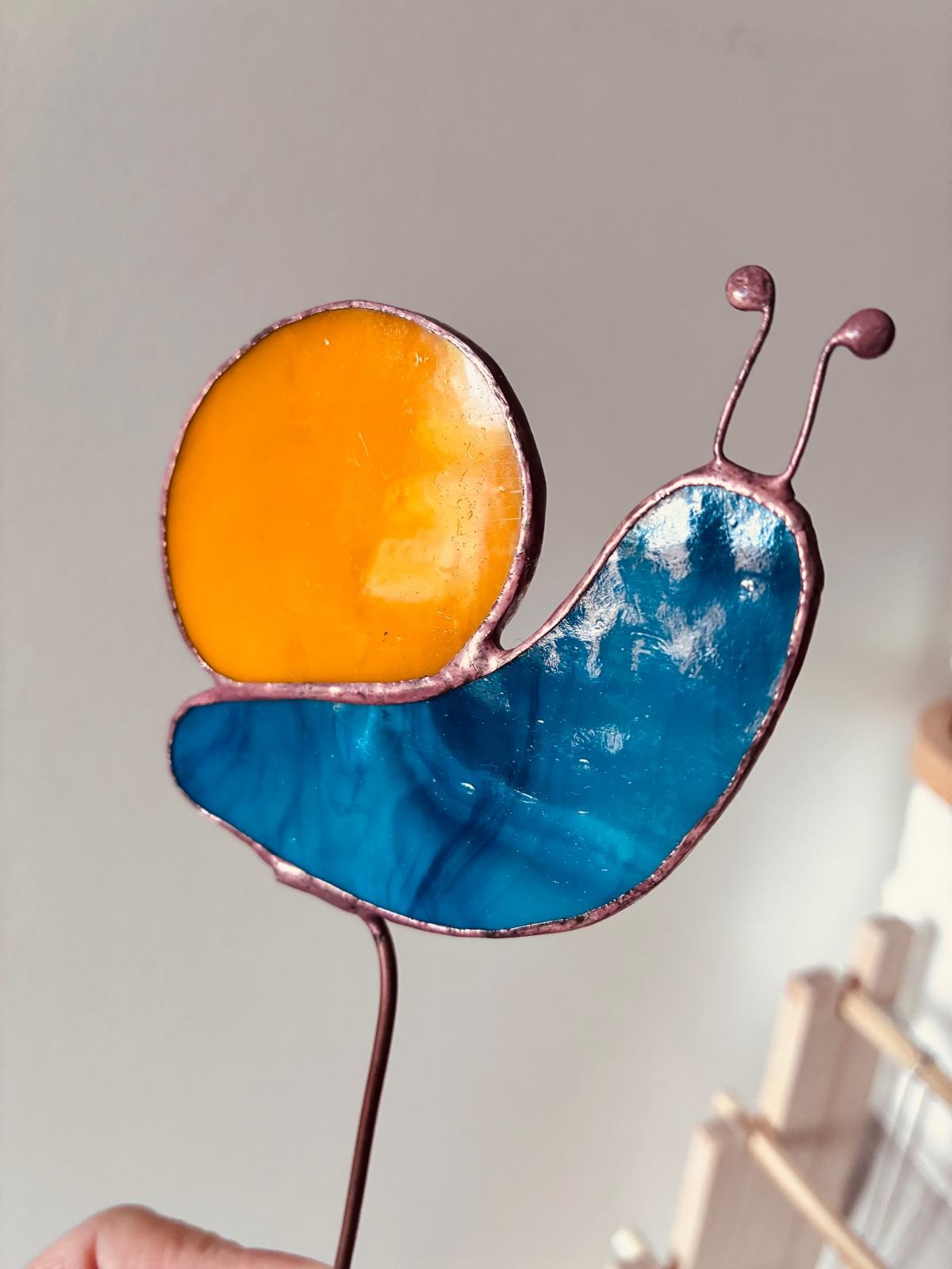 Handgemaakte Tiffany glas-in-lood slak 🐌 | oranje - grijs - 134678 Handgemaakte Tiffany glas-in-lood slak 🐌 | oranje - grijs