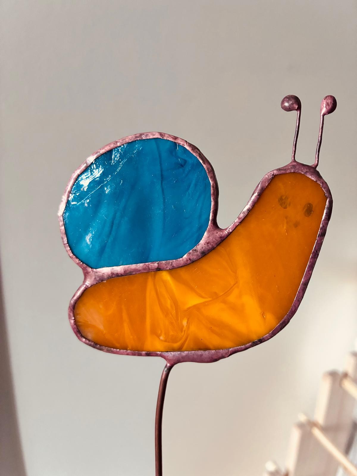 Handgemaakte Tiffany glas-in-lood slak 🐌 | oranje - grijs - 134680 Handgemaakte Tiffany glas-in-lood slak 🐌 | oranje - grijs