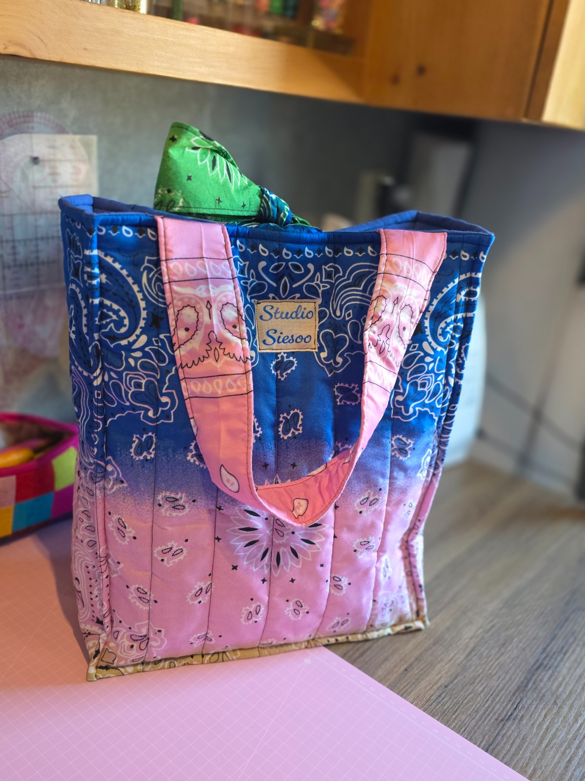 Handmade Bandana Tote Bag – Quilted Patchwork Tas in Roze Blauw Gro… - 132592 Handmade Bandana Tote Bag – Quilted Patchwork Tas in Roze Blauw Groen – Studio Siesoo Shopper – Unieke Stoffen Tas – Cadeau voor Haar