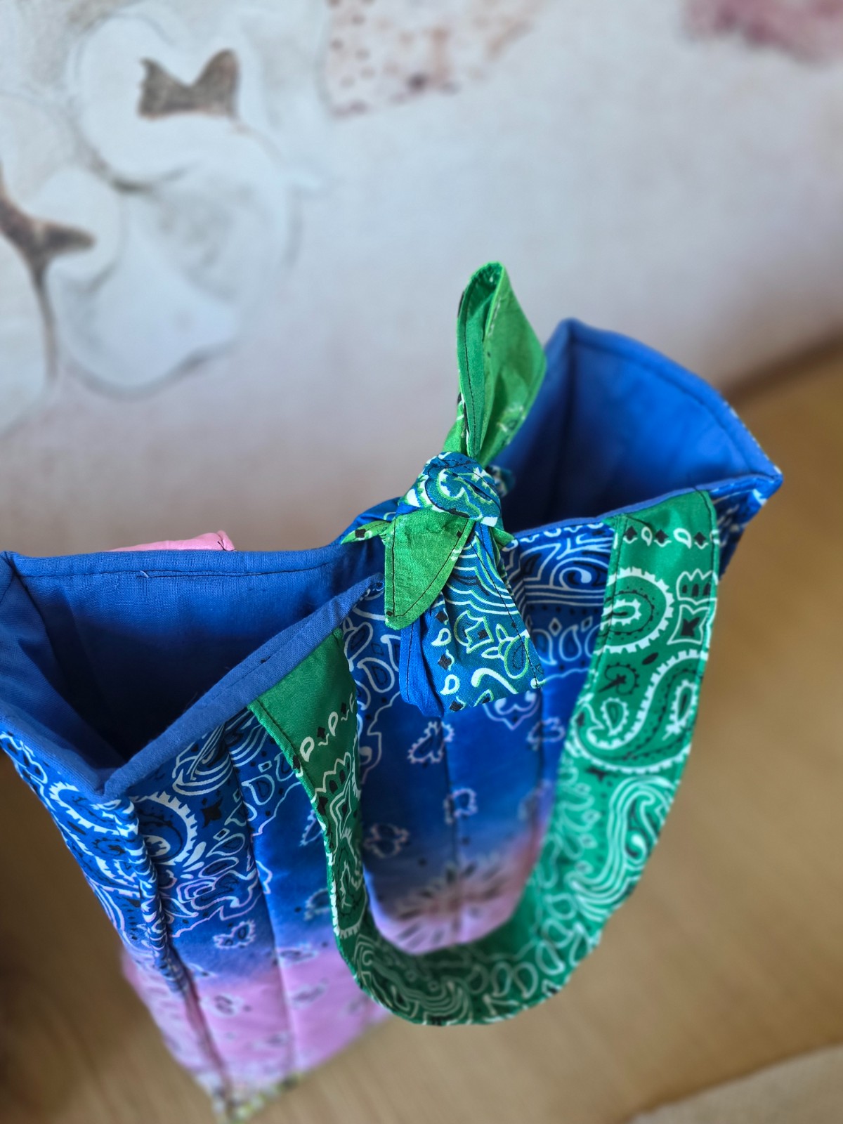 Handmade Bandana Tote Bag – Quilted Patchwork Tas in Roze Blauw Gro… - 132593 Handmade Bandana Tote Bag – Quilted Patchwork Tas in Roze Blauw Groen – Studio Siesoo Shopper – Unieke Stoffen Tas – Cadeau voor Haar