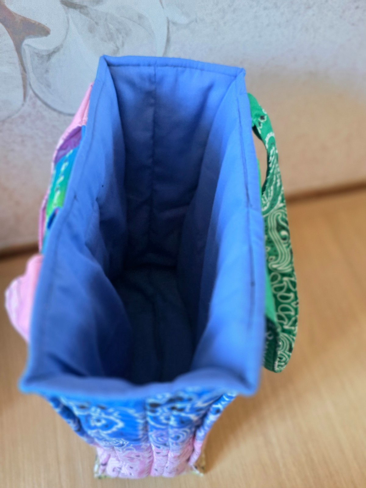 Handmade Bandana Tote Bag – Quilted Patchwork Tas in Roze Blauw Gro… - 132594 Handmade Bandana Tote Bag – Quilted Patchwork Tas in Roze Blauw Groen – Studio Siesoo Shopper – Unieke Stoffen Tas – Cadeau voor Haar