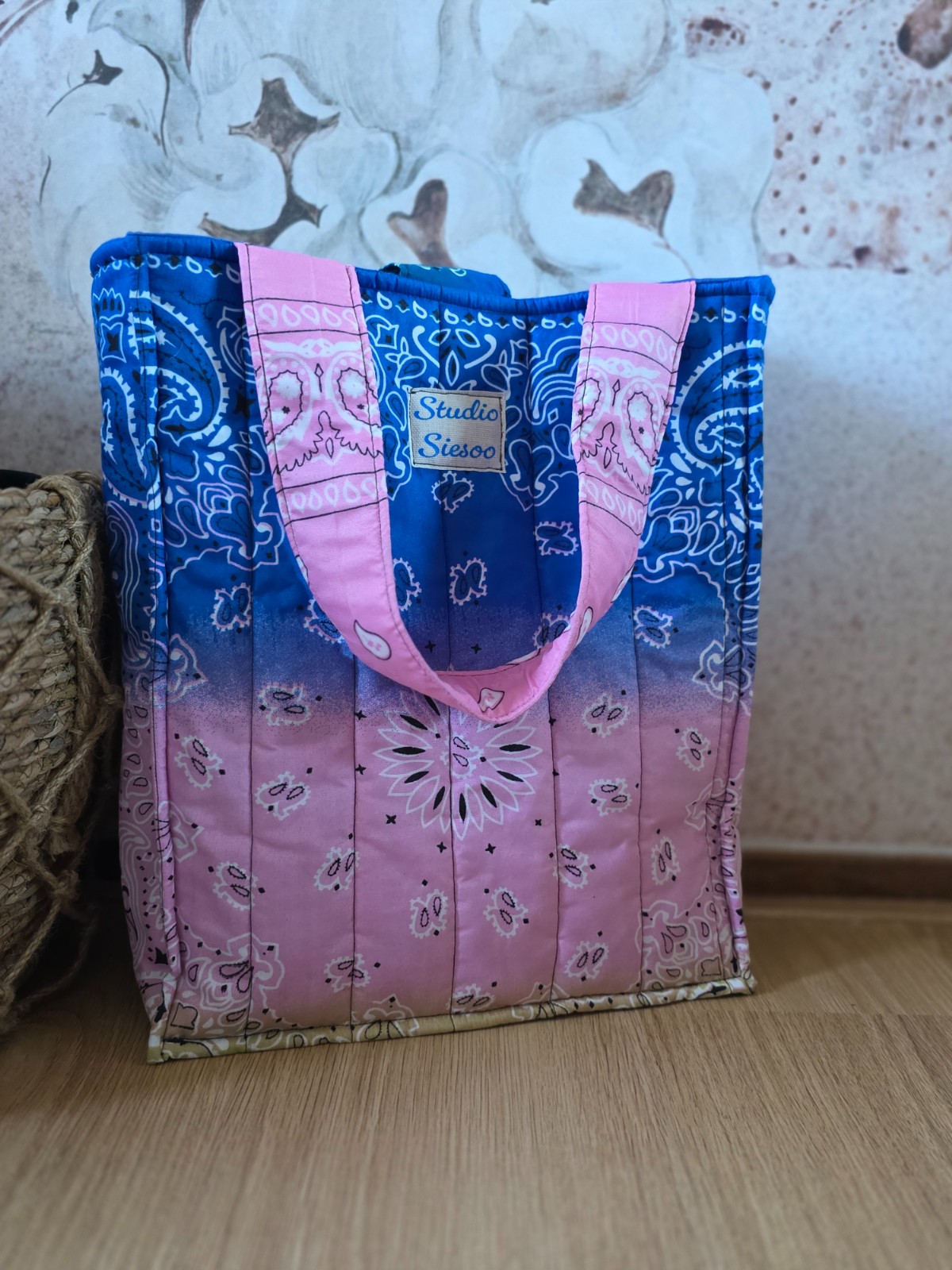 Handmade Bandana Tote Bag – Quilted Patchwork Tas in Roze Blauw Gro… - 132595 Handmade Bandana Tote Bag – Quilted Patchwork Tas in Roze Blauw Groen – Studio Siesoo Shopper – Unieke Stoffen Tas – Cadeau voor Haar