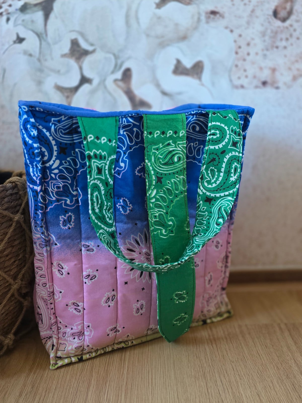 Handmade Bandana Tote Bag – Quilted Patchwork Tas in Roze Blauw Gro… - 132596 Handmade Bandana Tote Bag – Quilted Patchwork Tas in Roze Blauw Groen – Studio Siesoo Shopper – Unieke Stoffen Tas – Cadeau voor Haar