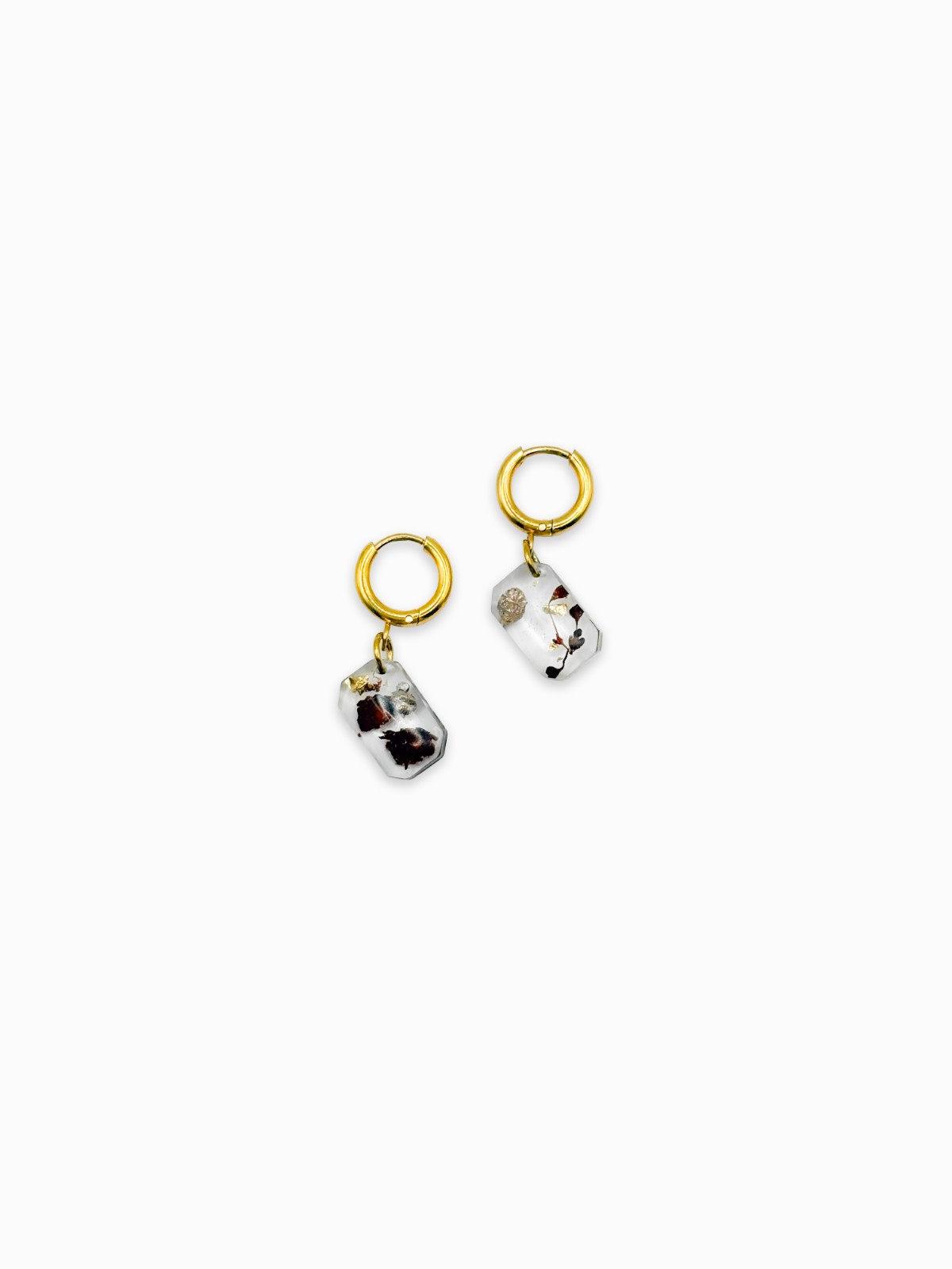 Huggie Hoop Oorbellen met Echte Bloemen uit Scheveningen (The Final C… - 132695 Huggie Hoop Oorbellen met Echte Bloemen uit Scheveningen (The Final Chapter)