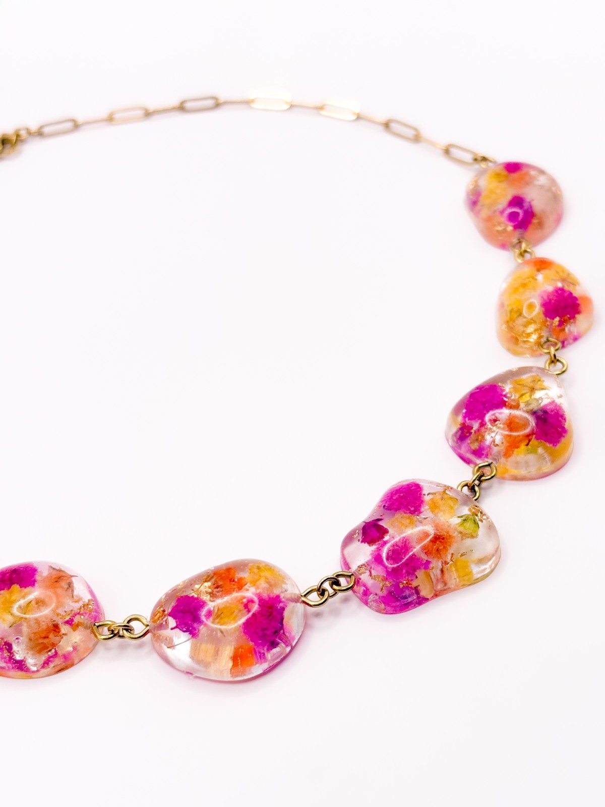 Ketting met Stenen Gevuld met Echte Bloemen uit Den Haag (Fleur de Soleil)
