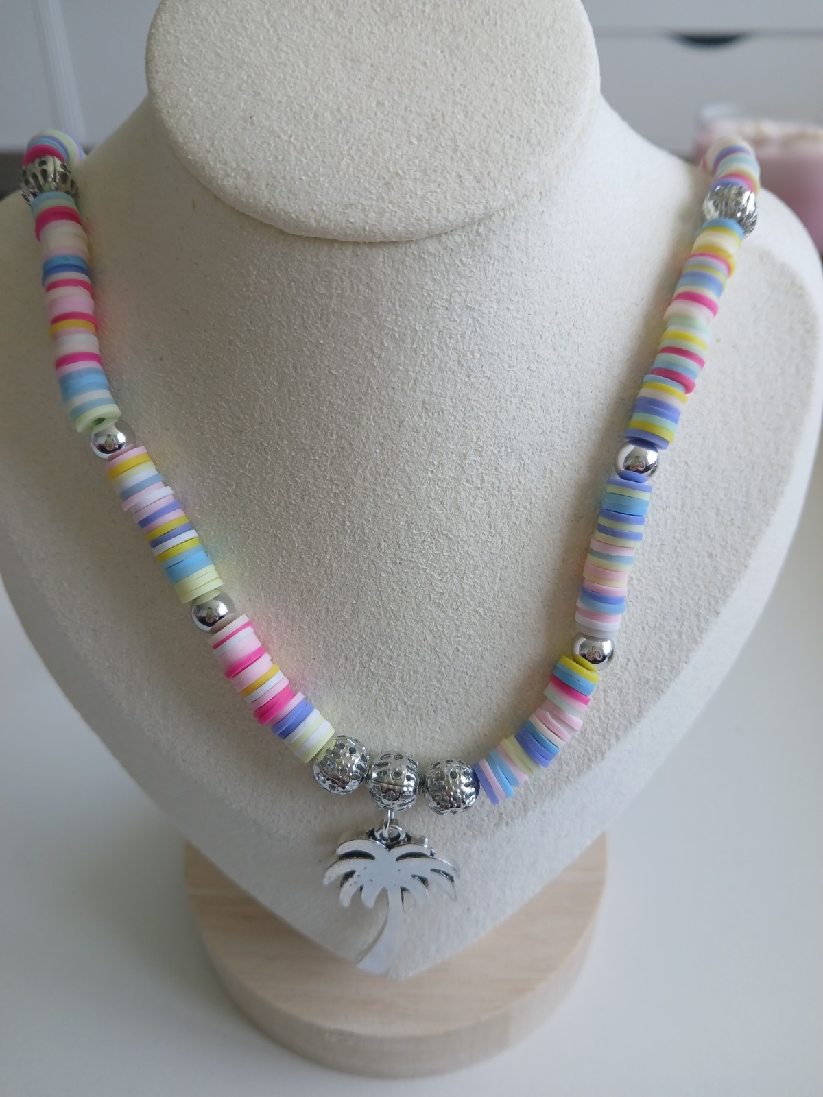 Lange Kralenketting met Palmboom Bedel – Kleurrijke Zomerse Ketting… - 135433 Lange Kralenketting met Palmboom Bedel – Kleurrijke Zomerse Ketting van Polymeer Kralen 76 cm