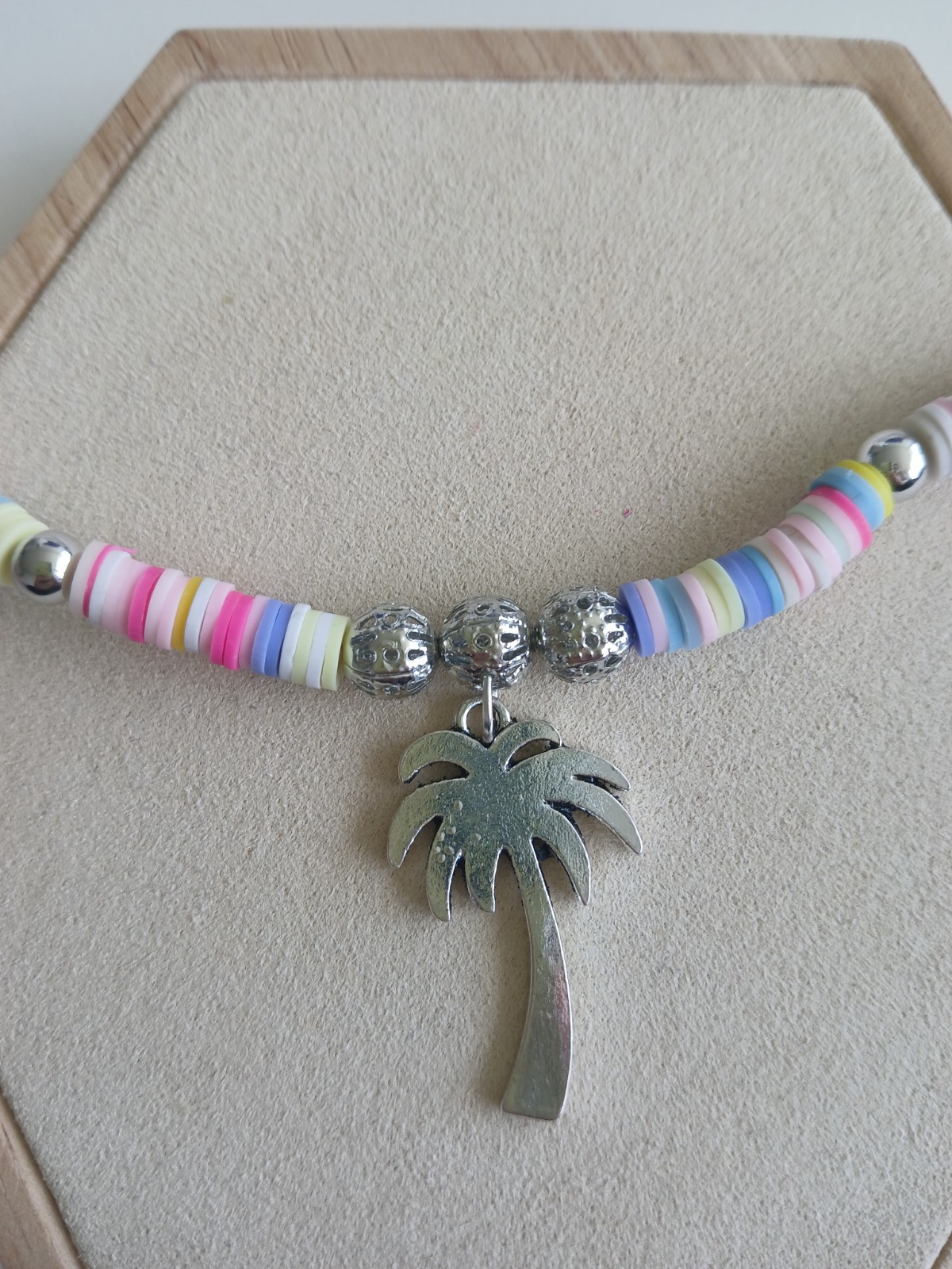 Lange Kralenketting met Palmboom Bedel – Kleurrijke Zomerse Ketting… - 135435 Lange Kralenketting met Palmboom Bedel – Kleurrijke Zomerse Ketting van Polymeer Kralen 76 cm