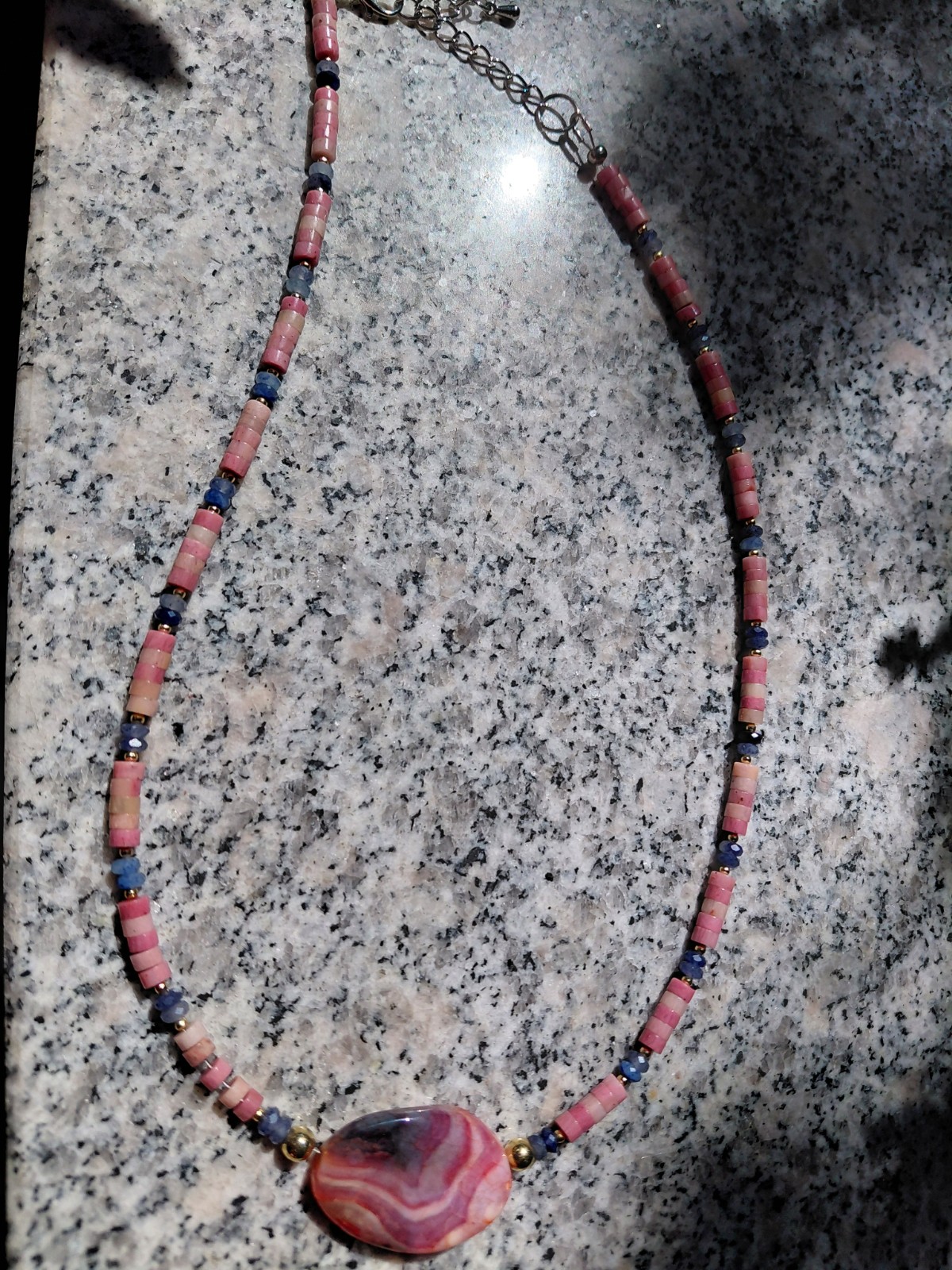 Pink Treasure: Ketting met grote roze agaat, rhodoniet en blauwe aventurijn