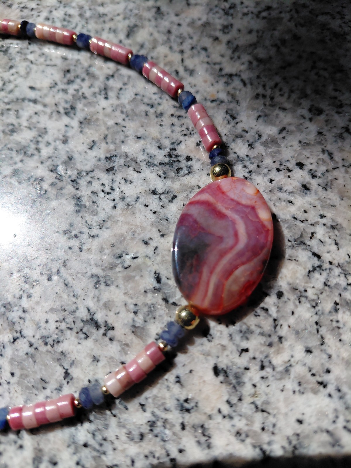 Pink Treasure: Ketting met grote roze agaat, rhodoniet en blauwe aventurijn