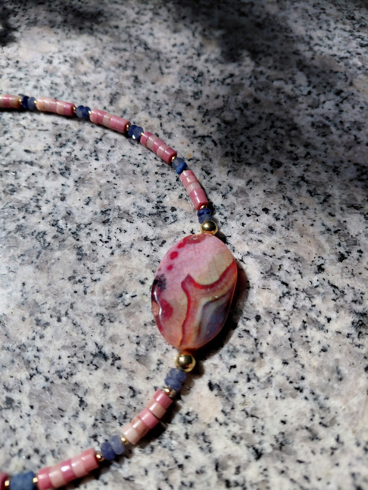 Pink Treasure: Ketting met grote roze agaat, rhodoniet en blauwe aventurijn