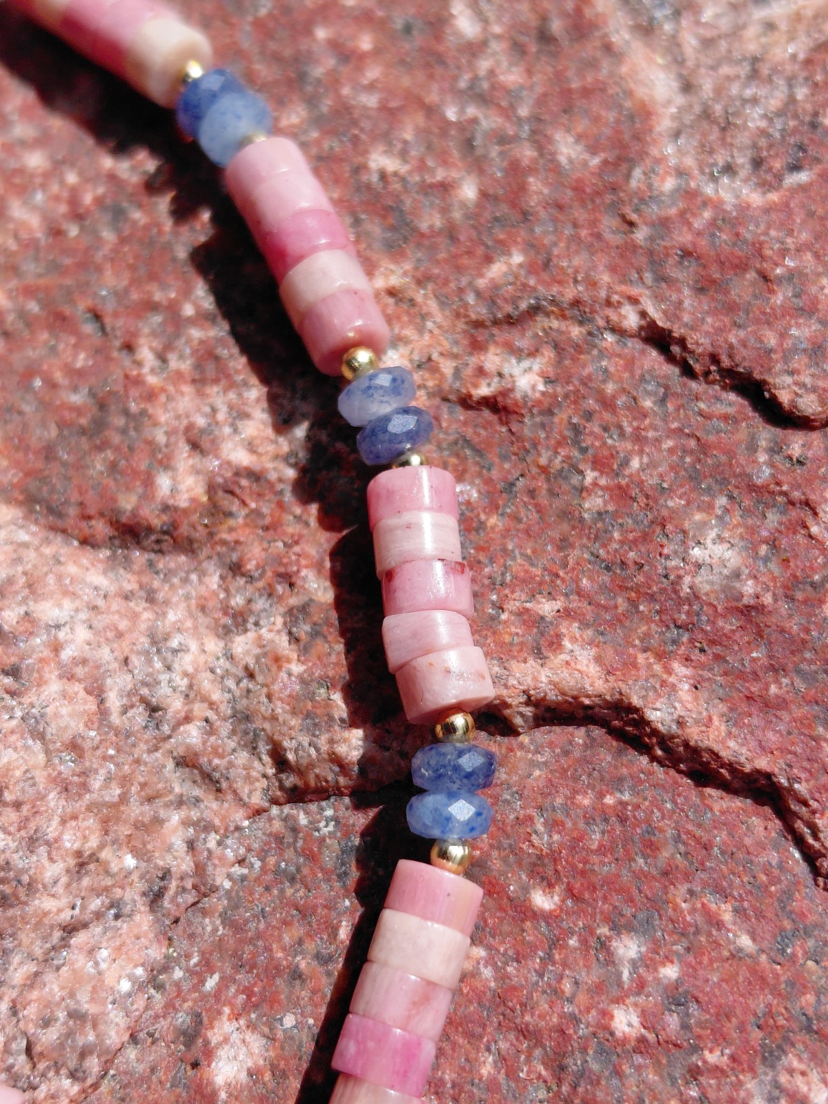Pink Treasure: Ketting met grote roze agaat, rhodoniet en blauwe aventurijn