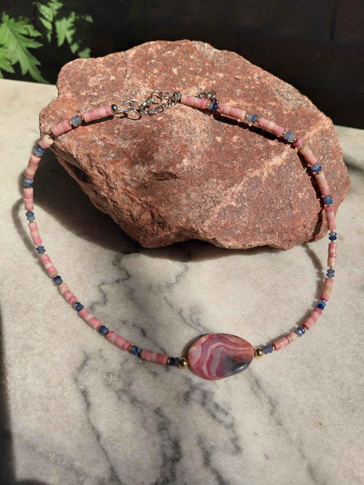 Pink Treasure: Ketting met grote roze agaat, rhodoniet en blauwe aventurijn