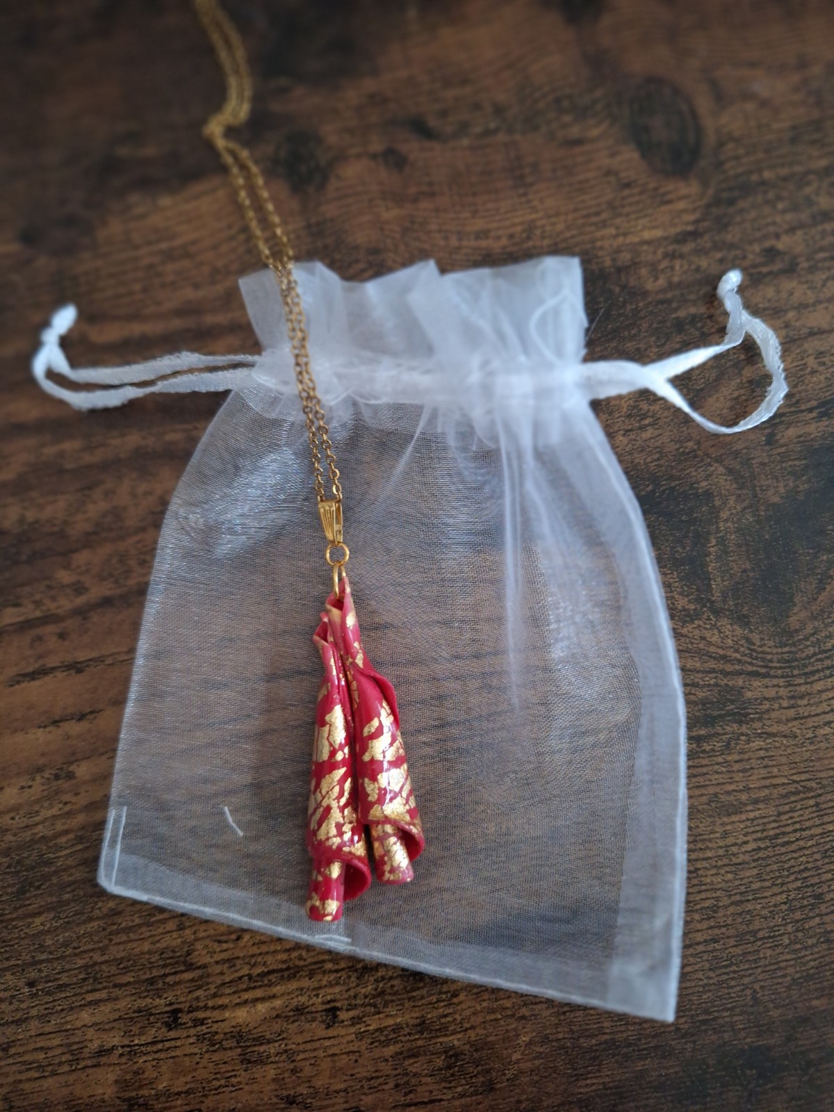 Rode statement hanger - handgemaakt sieraad - speciaal geschenk voor… - 135142 Rode statement hanger - handgemaakt sieraad - speciaal geschenk voor haar - artisanale hanger - unieke juwelen - "Harmony"