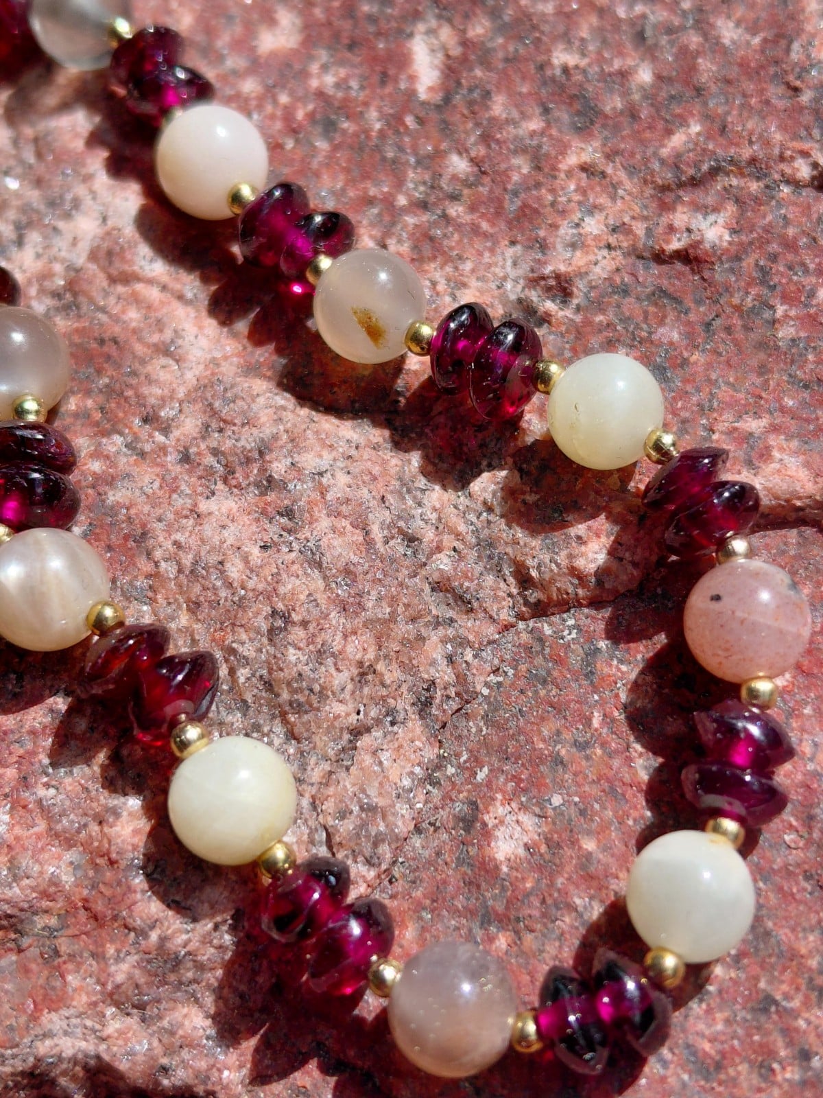 Sun & Heart: armband met zonnesteen en granaat - 131803 Sun & Heart: armband met zonnesteen en granaat