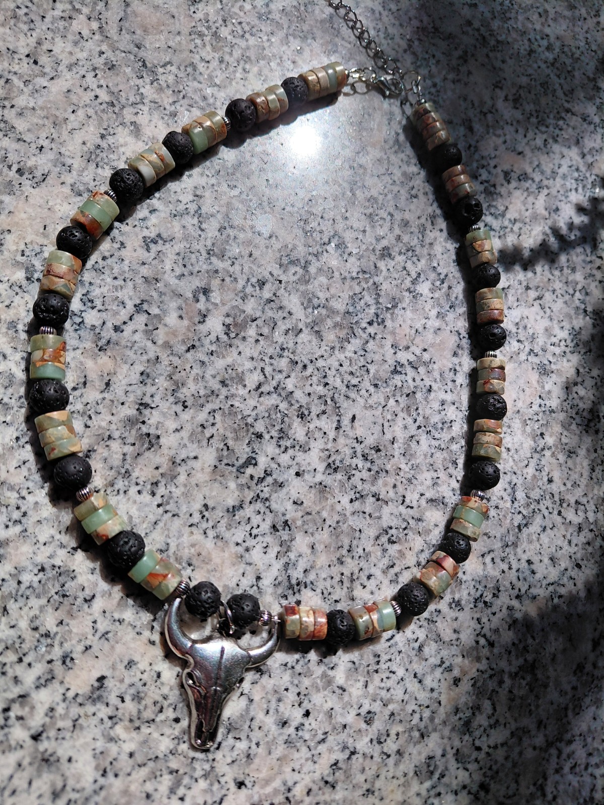 Taurus: stoere ketting (m/v) met aquaterra jaspis, basalt en verzilverde stierenschedel