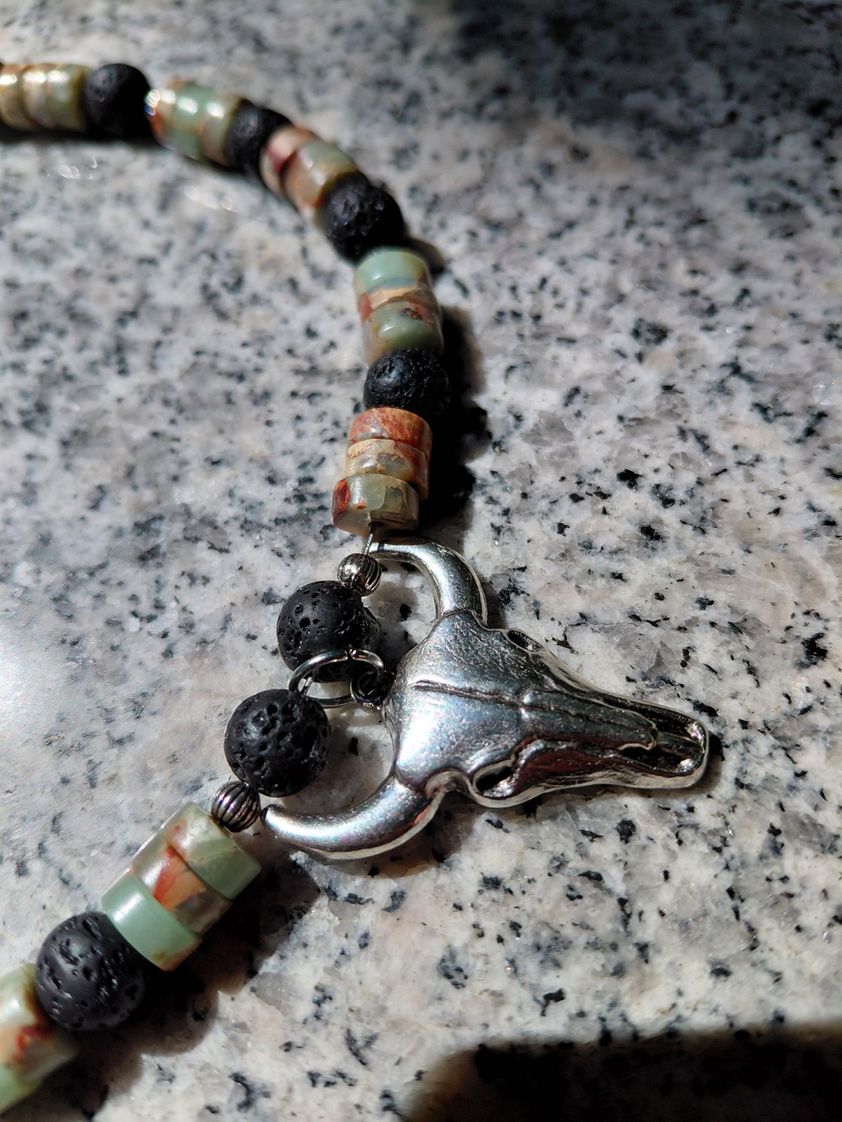 Taurus: stoere ketting (m/v) met aquaterra jaspis, basalt en verzilverde stierenschedel
