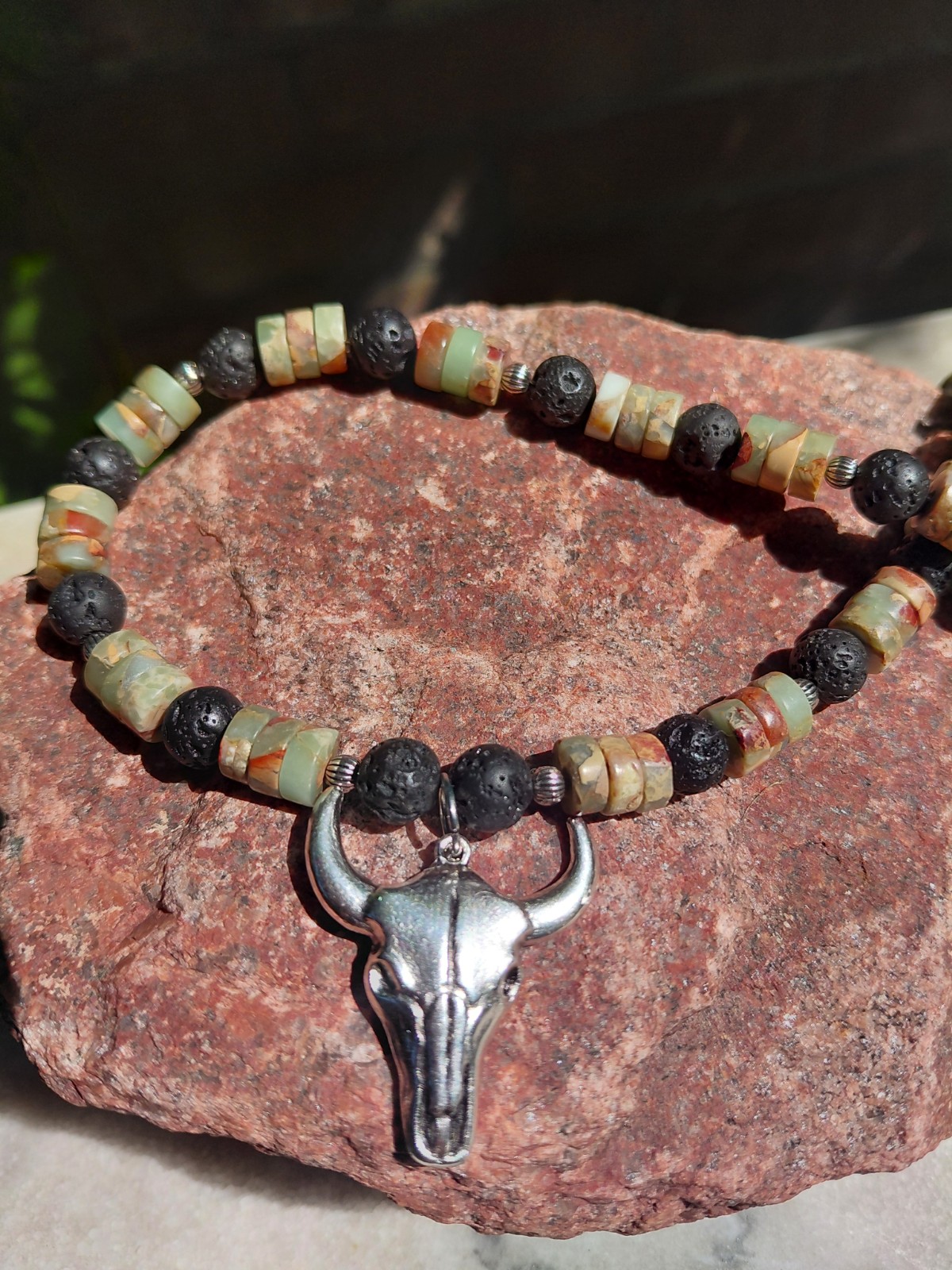 Taurus: stoere ketting (m/v) met aquaterra jaspis, basalt en verzilverde stierenschedel