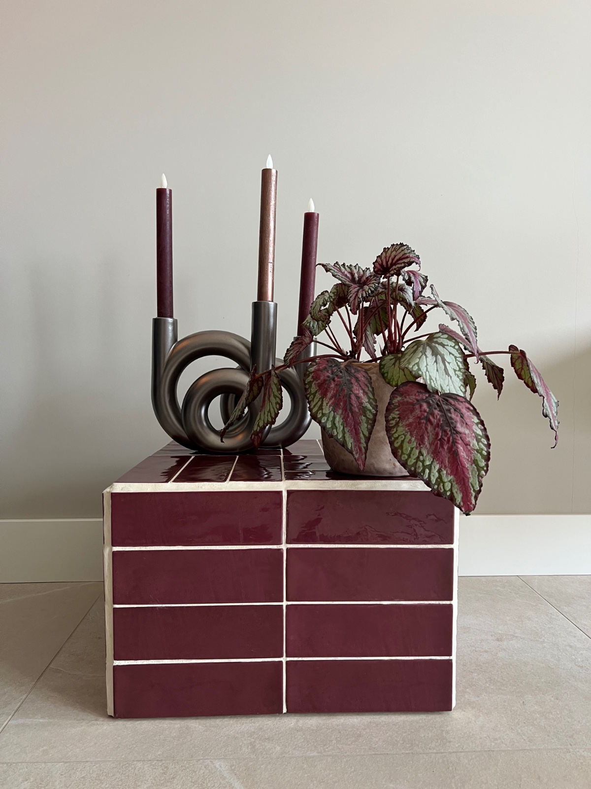 Unieke handgemaakte bijzettafel bordeaux - 42x42x28cm - 132404 Unieke handgemaakte bijzettafel bordeaux - 42x42x28cm