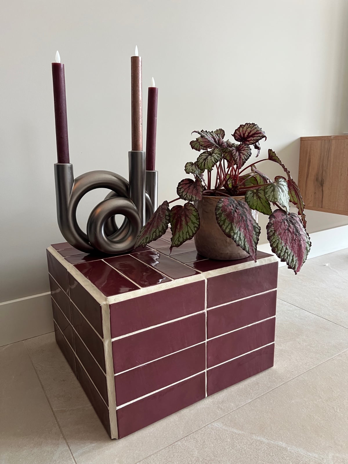 Unieke handgemaakte bijzettafel bordeaux - 42x42x28cm - 132405 Unieke handgemaakte bijzettafel bordeaux - 42x42x28cm